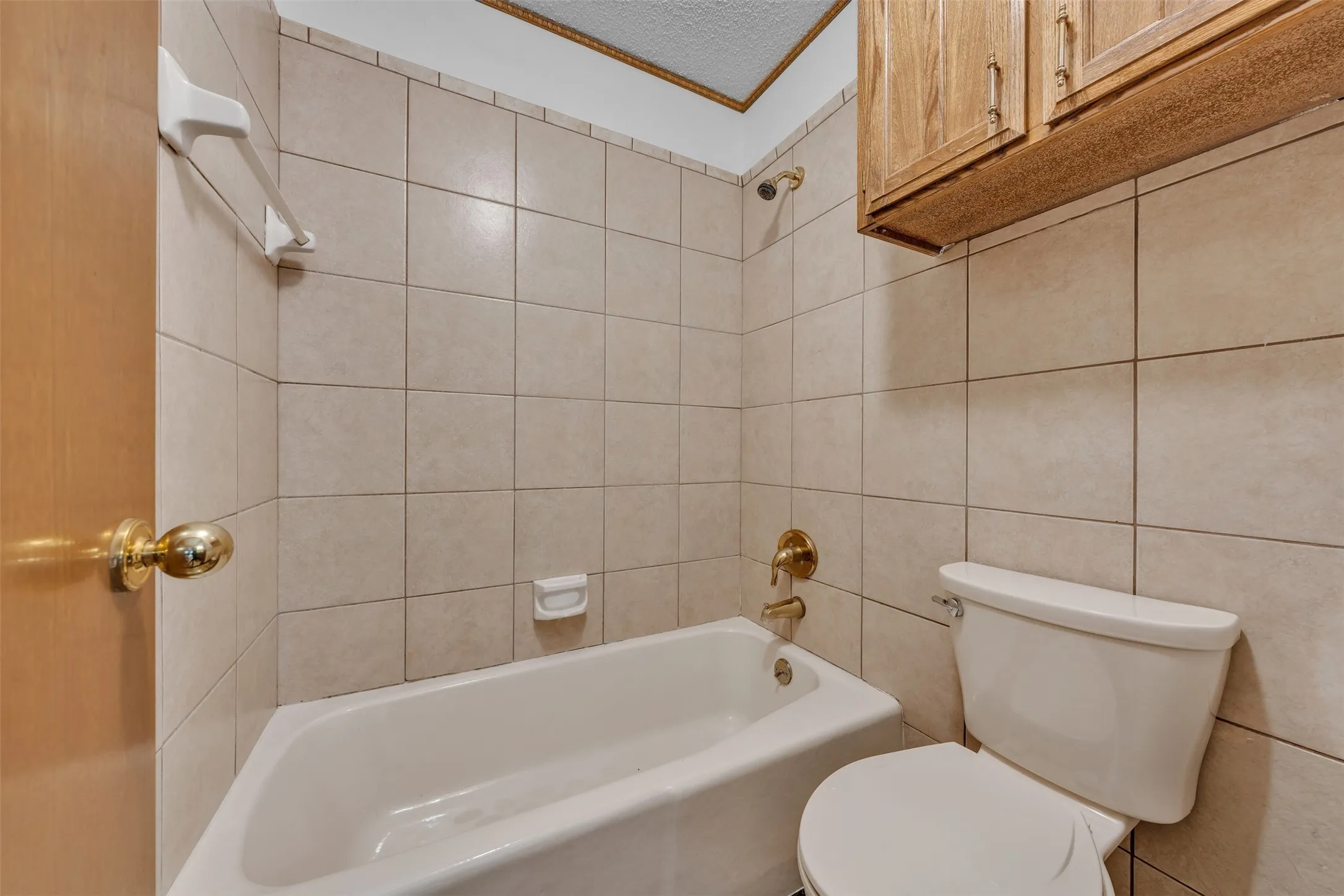 Single Family Residence For Sale in Johnson County , 205 William Wallace Drive, Burleson, Texas 76028, 6 Bedroom, 4 Bathroom, 3 Garage spaces, 4,115 Sqft, built in 1985, Preowned, mls#21213250, Real Estate Agent in Burleson, Homes For Sale in Johnson county, Homes For Sale in Burleson, Realtor in Burleson Texas, Real Estate Brokerage Independent Realty Texas, Luminita Cordes Realtor