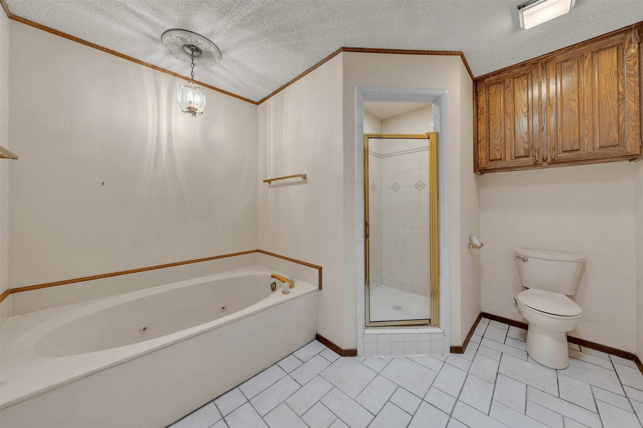 Single Family Residence For Sale in Johnson County , 205 William Wallace Drive, Burleson, Texas 76028, 6 Bedroom, 4 Bathroom, 3 Garage spaces, 4,115 Sqft, built in 1985, Preowned, mls#21213250, Real Estate Agent in Burleson, Homes For Sale in Johnson county, Homes For Sale in Burleson, Realtor in Burleson Texas, Real Estate Brokerage Independent Realty Texas, Luminita Cordes Realtor