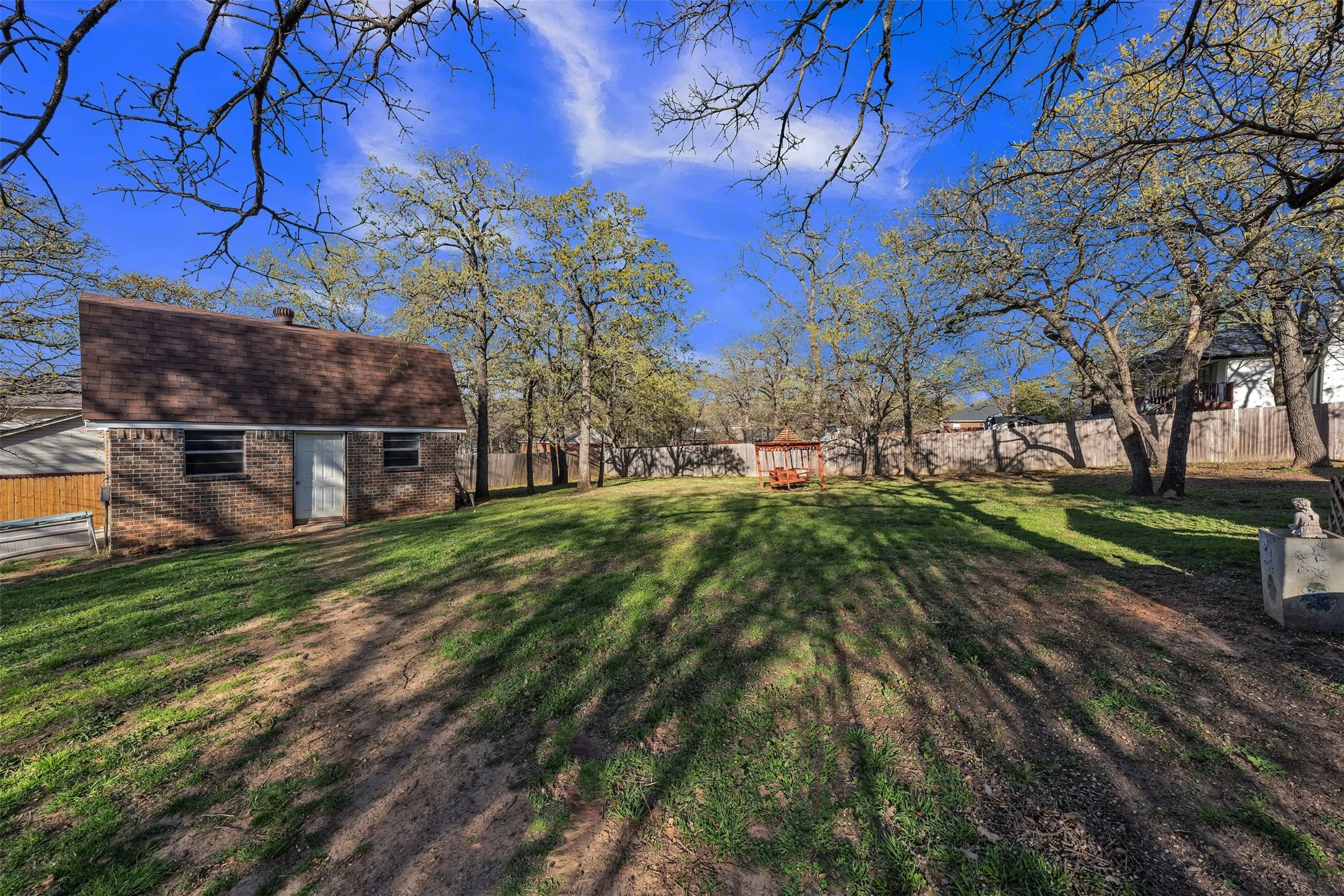 Single Family Residence For Sale in Johnson County , 205 William Wallace Drive, Burleson, Texas 76028, 6 Bedroom, 4 Bathroom, 3 Garage spaces, 4,115 Sqft, built in 1985, Preowned, mls#21213250, Real Estate Agent in Burleson, Homes For Sale in Johnson county, Homes For Sale in Burleson, Realtor in Burleson Texas, Real Estate Brokerage Independent Realty Texas, Luminita Cordes Realtor