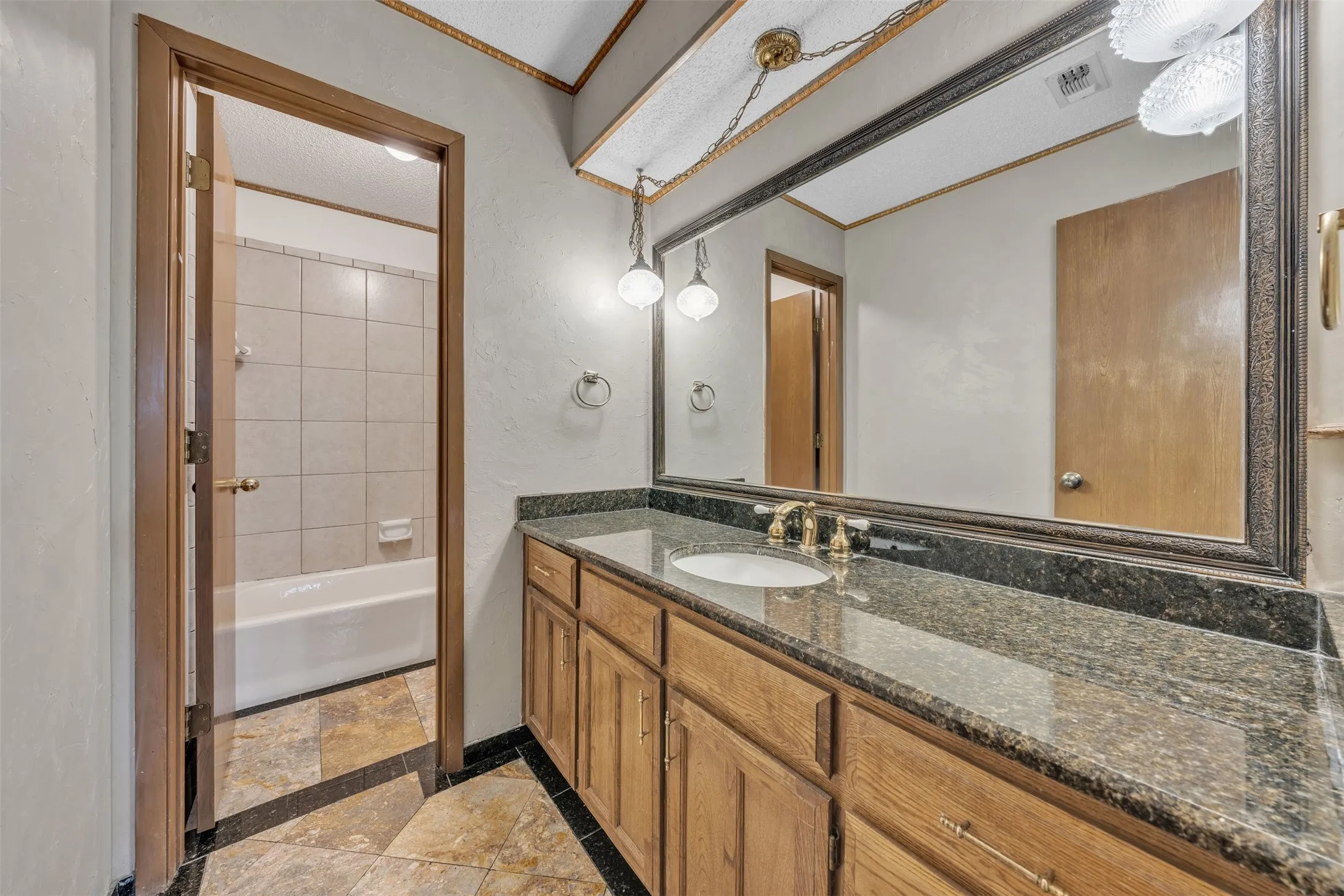 Single Family Residence For Sale in Johnson County , 205 William Wallace Drive, Burleson, Texas 76028, 6 Bedroom, 4 Bathroom, 3 Garage spaces, 4,115 Sqft, built in 1985, Preowned, mls#21213250, Real Estate Agent in Burleson, Homes For Sale in Johnson county, Homes For Sale in Burleson, Realtor in Burleson Texas, Real Estate Brokerage Independent Realty Texas, Luminita Cordes Realtor