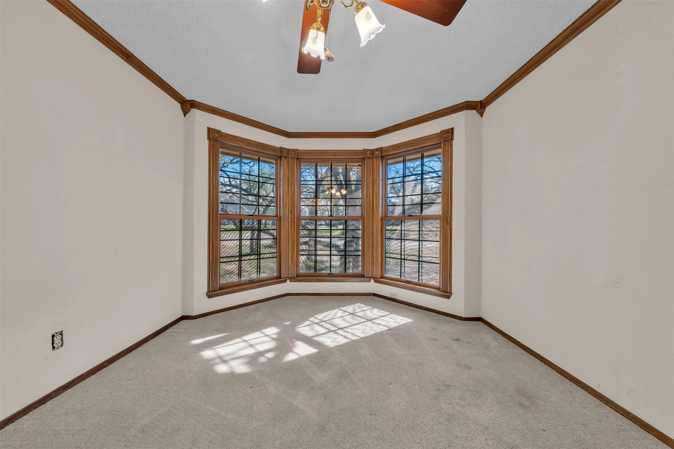 Single Family Residence For Sale in Johnson County , 205 William Wallace Drive, Burleson, Texas 76028, 6 Bedroom, 4 Bathroom, 3 Garage spaces, 4,115 Sqft, built in 1985, Preowned, mls#21213250, Real Estate Agent in Burleson, Homes For Sale in Johnson county, Homes For Sale in Burleson, Realtor in Burleson Texas, Real Estate Brokerage Independent Realty Texas, Luminita Cordes Realtor