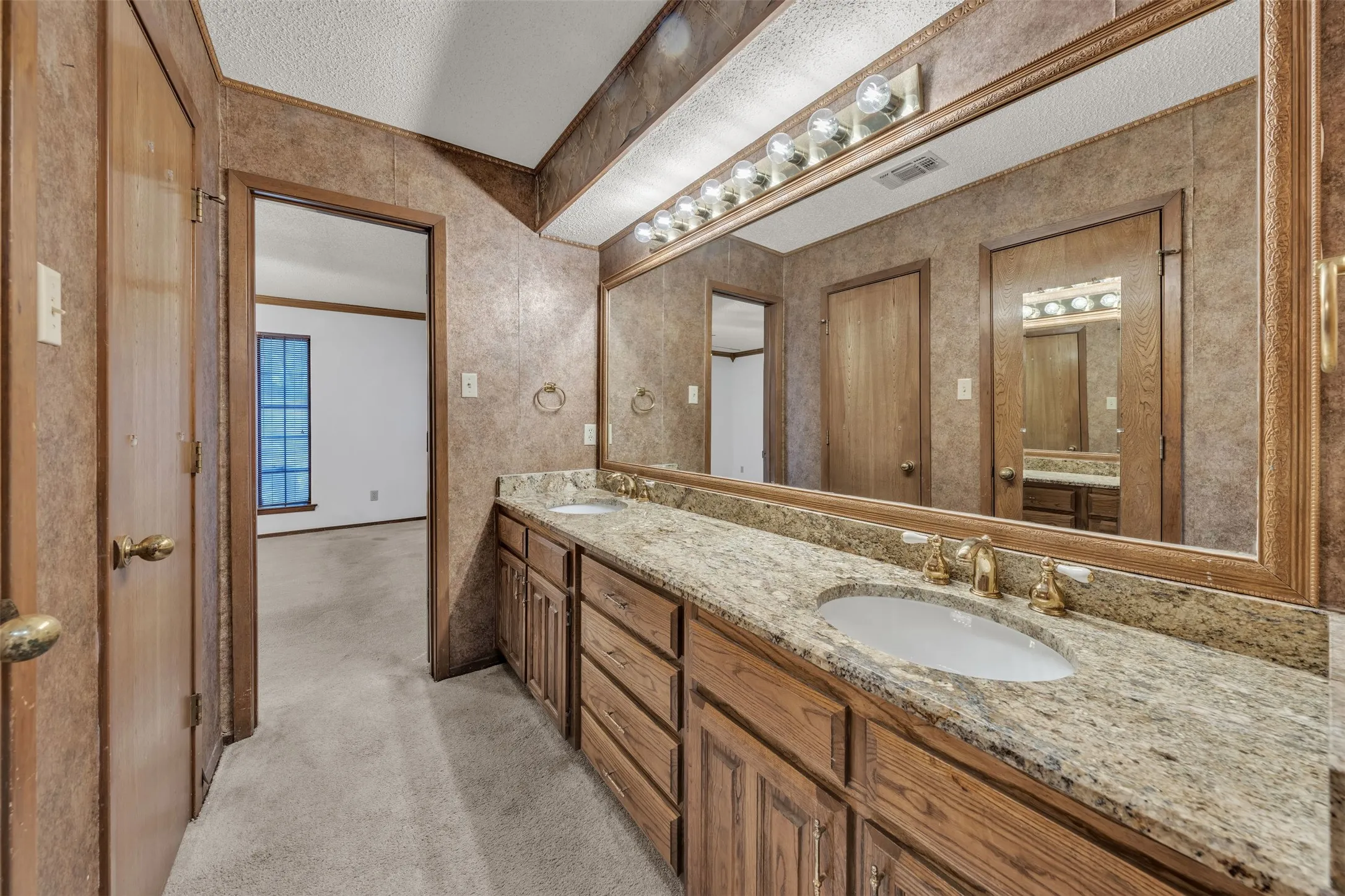 Single Family Residence For Sale in Johnson County , 205 William Wallace Drive, Burleson, Texas 76028, 6 Bedroom, 4 Bathroom, 3 Garage spaces, 4,115 Sqft, built in 1985, Preowned, mls#21213250, Real Estate Agent in Burleson, Homes For Sale in Johnson county, Homes For Sale in Burleson, Realtor in Burleson Texas, Real Estate Brokerage Independent Realty Texas, Luminita Cordes Realtor
