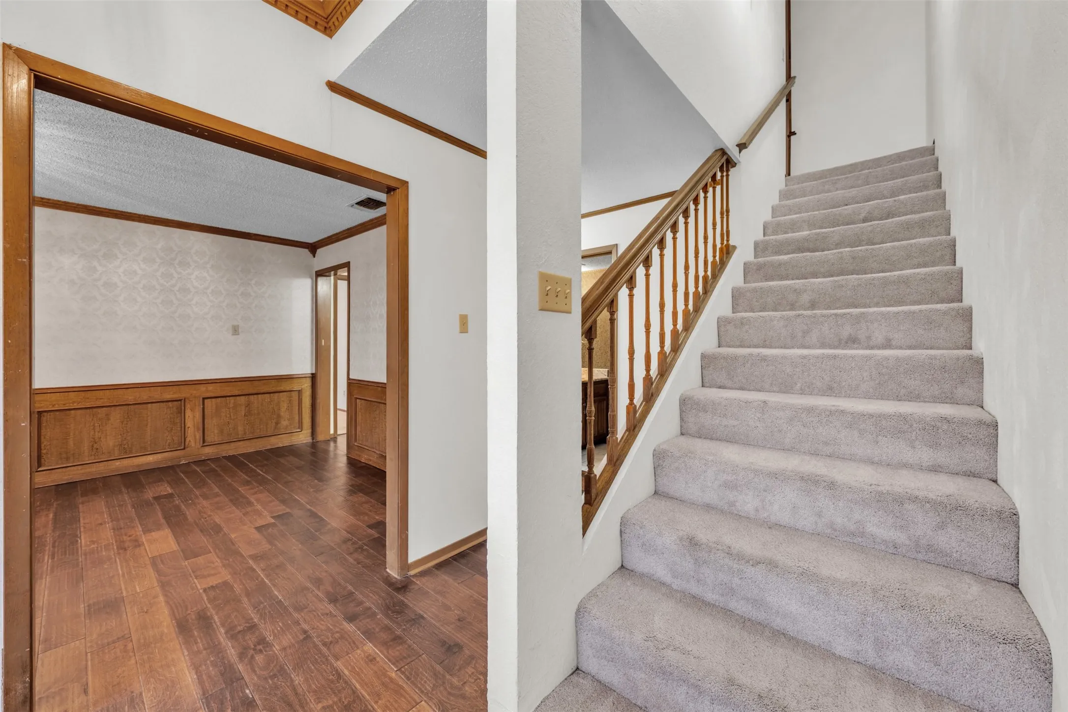 Single Family Residence For Sale in Johnson County , 205 William Wallace Drive, Burleson, Texas 76028, 6 Bedroom, 4 Bathroom, 3 Garage spaces, 4,115 Sqft, built in 1985, Preowned, mls#21213250, Real Estate Agent in Burleson, Homes For Sale in Johnson county, Homes For Sale in Burleson, Realtor in Burleson Texas, Real Estate Brokerage Independent Realty Texas, Luminita Cordes Realtor