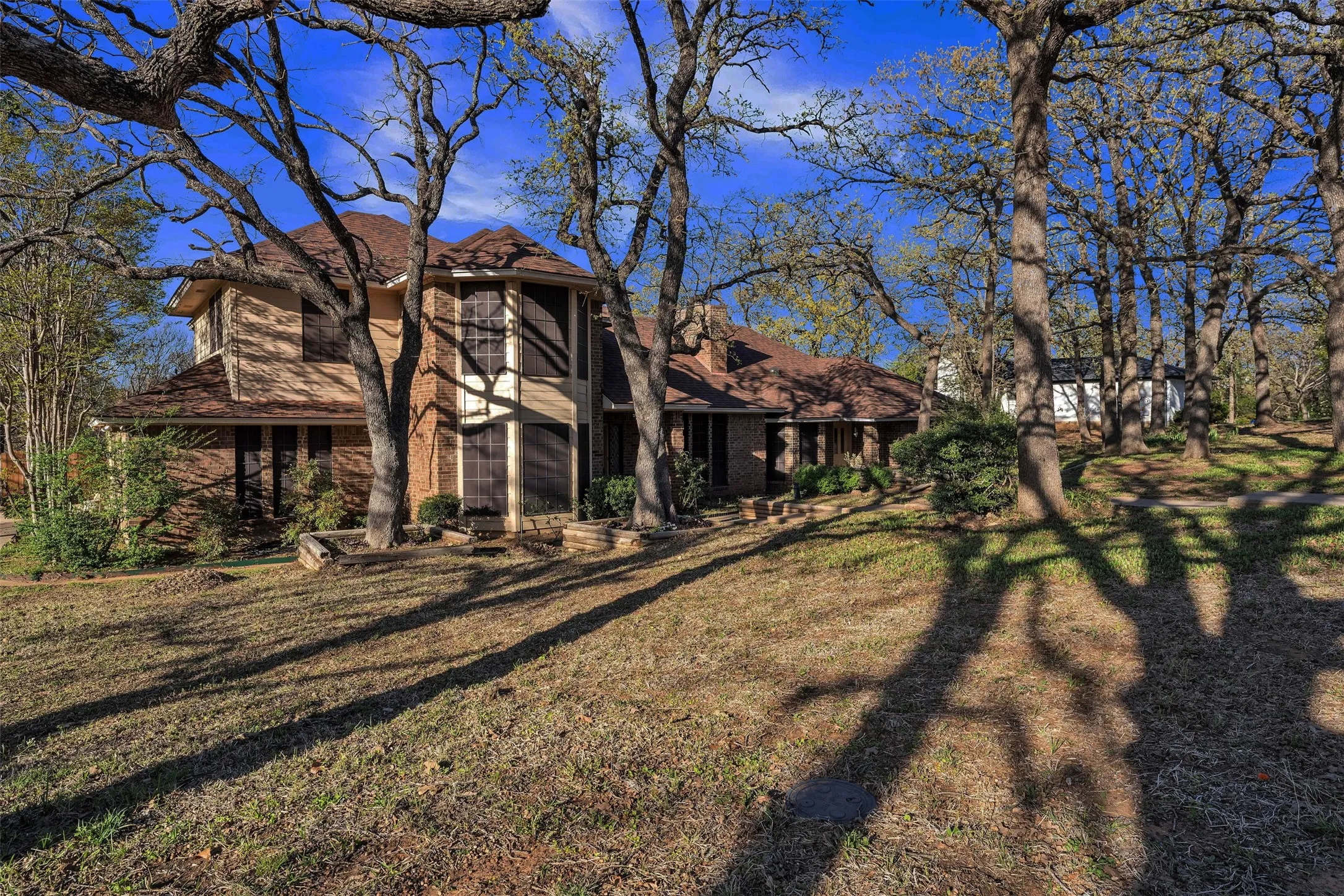 Single Family Residence For Sale in Johnson County , 205 William Wallace Drive, Burleson, Texas 76028, 6 Bedroom, 4 Bathroom, 3 Garage spaces, 4,115 Sqft, built in 1985, Preowned, mls#21213250, Real Estate Agent in Burleson, Homes For Sale in Johnson county, Homes For Sale in Burleson, Realtor in Burleson Texas, Real Estate Brokerage Independent Realty Texas, Luminita Cordes Realtor