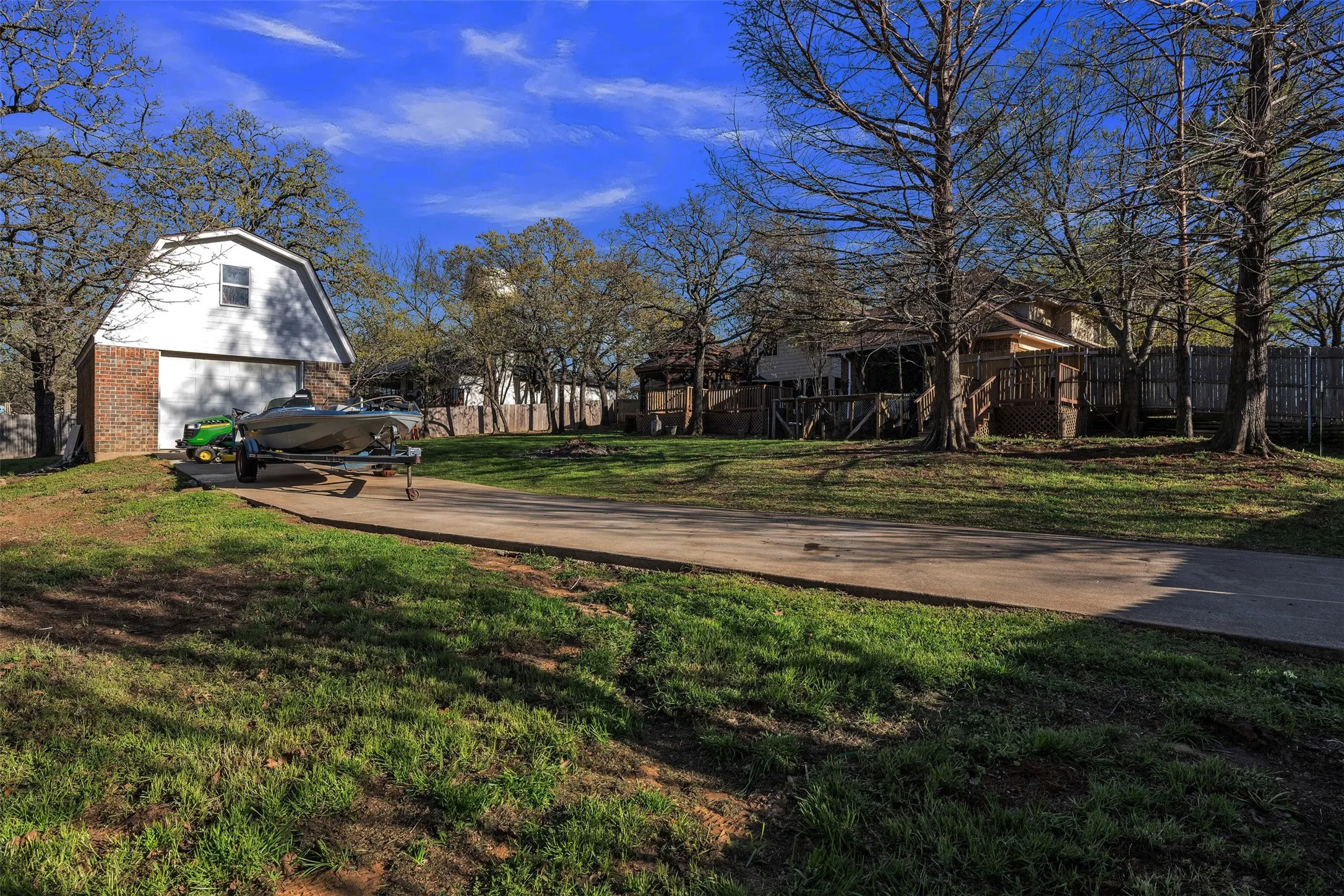 Single Family Residence For Sale in Johnson County , 205 William Wallace Drive, Burleson, Texas 76028, 6 Bedroom, 4 Bathroom, 3 Garage spaces, 4,115 Sqft, built in 1985, Preowned, mls#21213250, Real Estate Agent in Burleson, Homes For Sale in Johnson county, Homes For Sale in Burleson, Realtor in Burleson Texas, Real Estate Brokerage Independent Realty Texas, Luminita Cordes Realtor