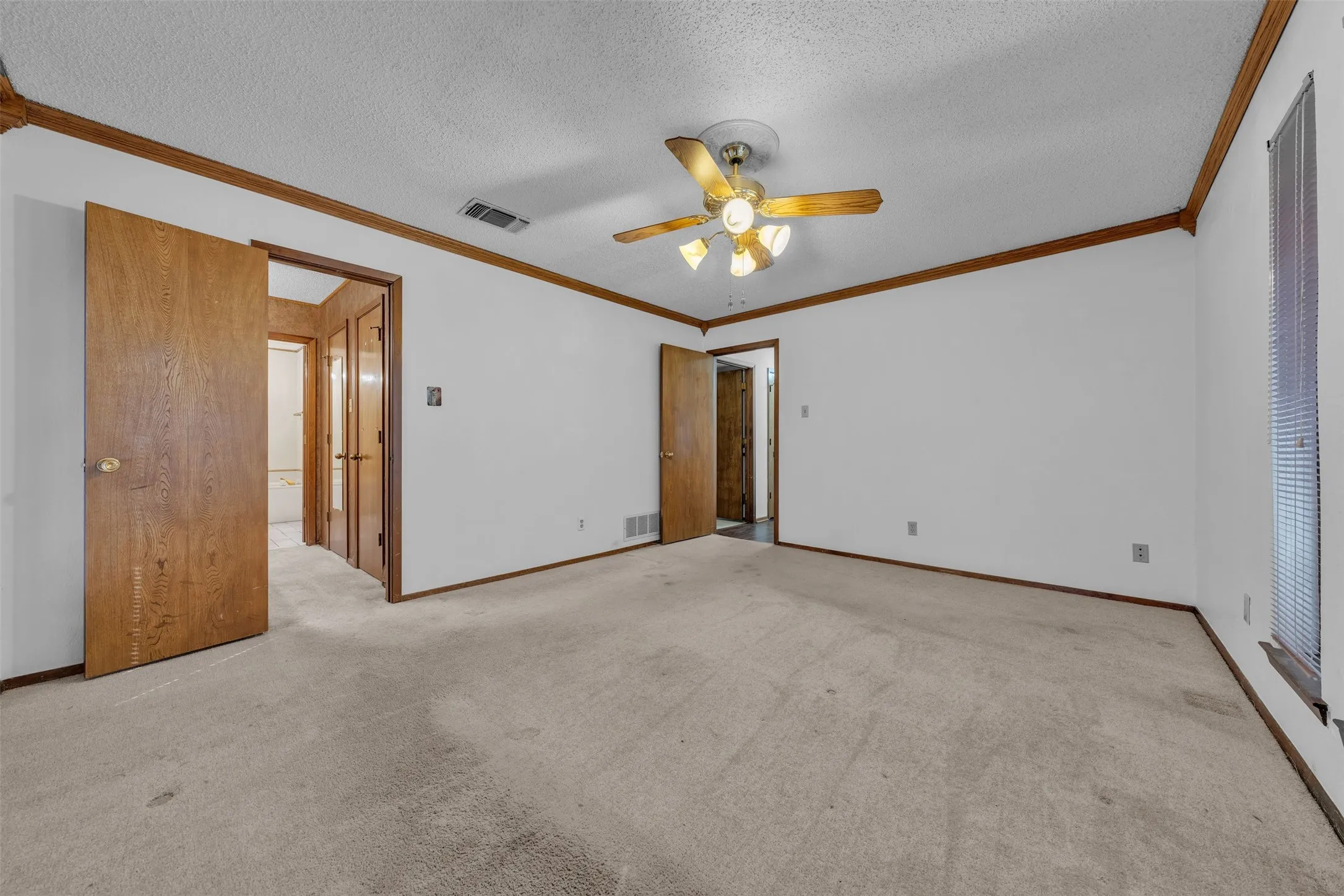 Single Family Residence For Sale in Johnson County , 205 William Wallace Drive, Burleson, Texas 76028, 6 Bedroom, 4 Bathroom, 3 Garage spaces, 4,115 Sqft, built in 1985, Preowned, mls#21213250, Real Estate Agent in Burleson, Homes For Sale in Johnson county, Homes For Sale in Burleson, Realtor in Burleson Texas, Real Estate Brokerage Independent Realty Texas, Luminita Cordes Realtor