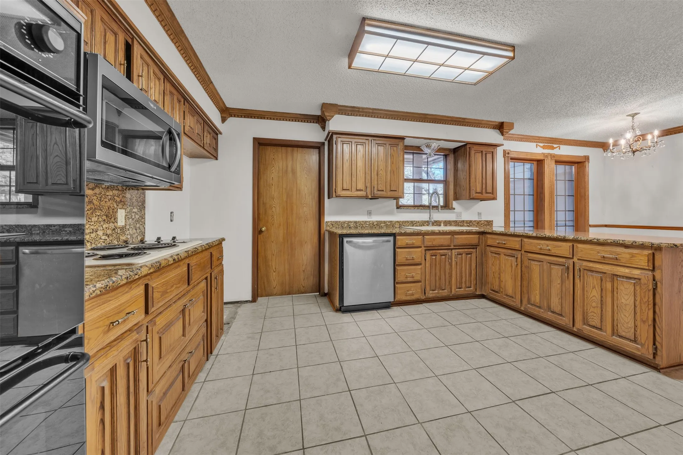 Single Family Residence For Sale in Johnson County , 205 William Wallace Drive, Burleson, Texas 76028, 6 Bedroom, 4 Bathroom, 3 Garage spaces, 4,115 Sqft, built in 1985, Preowned, mls#21213250, Real Estate Agent in Burleson, Homes For Sale in Johnson county, Homes For Sale in Burleson, Realtor in Burleson Texas, Real Estate Brokerage Independent Realty Texas, Luminita Cordes Realtor