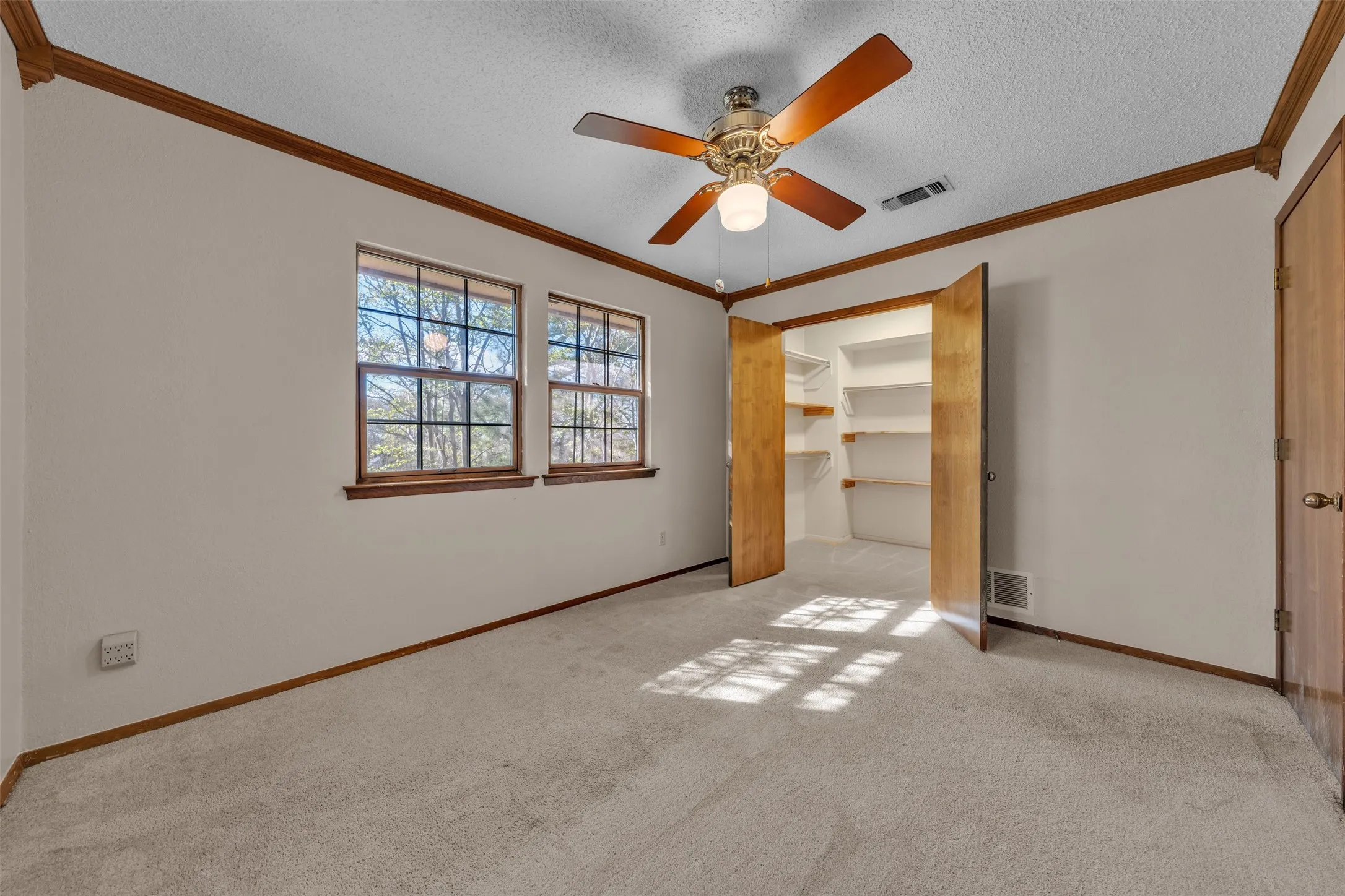 Single Family Residence For Sale in Johnson County , 205 William Wallace Drive, Burleson, Texas 76028, 6 Bedroom, 4 Bathroom, 3 Garage spaces, 4,115 Sqft, built in 1985, Preowned, mls#21213250, Real Estate Agent in Burleson, Homes For Sale in Johnson county, Homes For Sale in Burleson, Realtor in Burleson Texas, Real Estate Brokerage Independent Realty Texas, Luminita Cordes Realtor