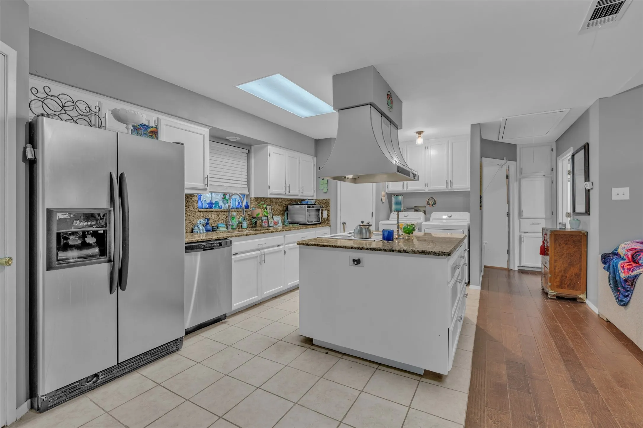 Single Family Residence For Sale in Johnson County , 205 William Wallace Drive, Burleson, Texas 76028, 6 Bedroom, 4 Bathroom, 3 Garage spaces, 4,115 Sqft, built in 1985, Preowned, mls#21213250, Real Estate Agent in Burleson, Homes For Sale in Johnson county, Homes For Sale in Burleson, Realtor in Burleson Texas, Real Estate Brokerage Independent Realty Texas, Luminita Cordes Realtor