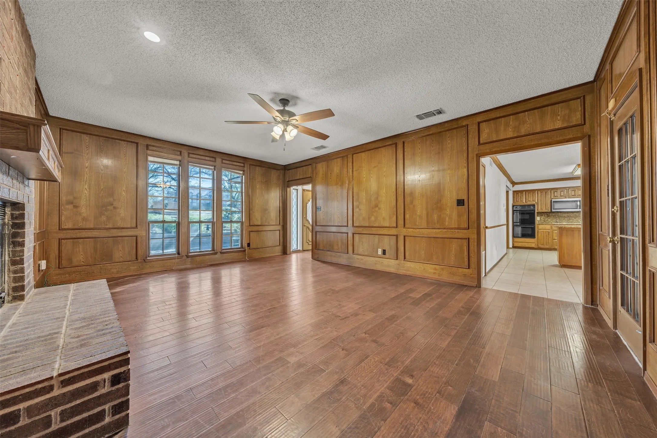 Single Family Residence For Sale in Johnson County , 205 William Wallace Drive, Burleson, Texas 76028, 6 Bedroom, 4 Bathroom, 3 Garage spaces, 4,115 Sqft, built in 1985, Preowned, mls#21213250, Real Estate Agent in Burleson, Homes For Sale in Johnson county, Homes For Sale in Burleson, Realtor in Burleson Texas, Real Estate Brokerage Independent Realty Texas, Luminita Cordes Realtor