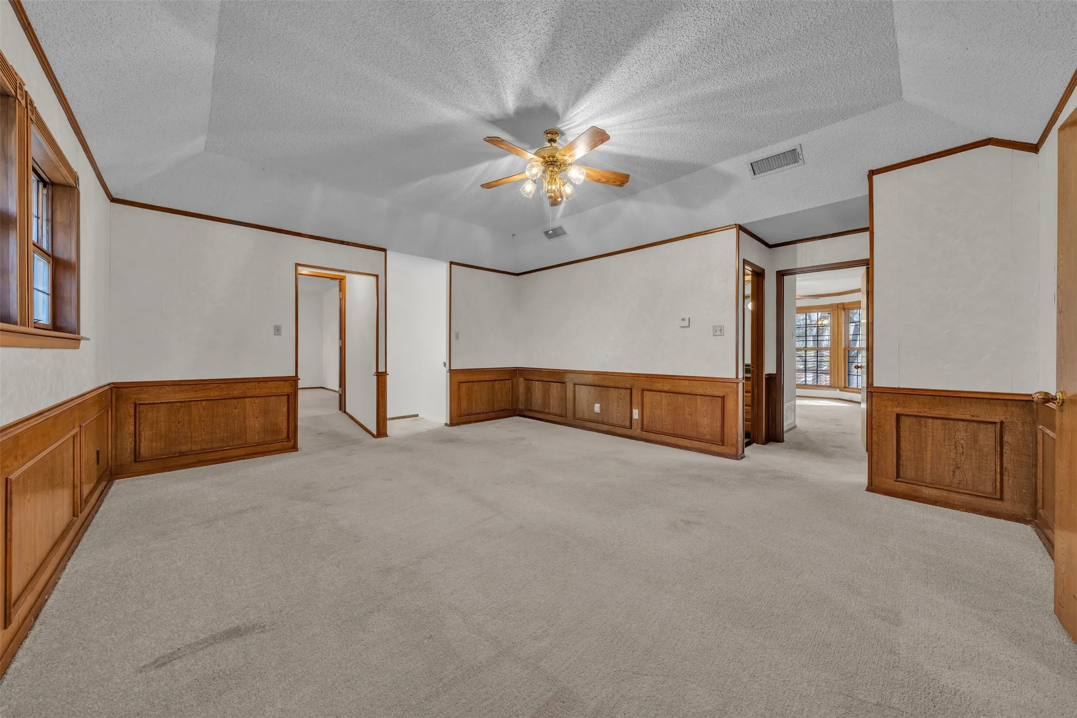 Single Family Residence For Sale in Johnson County , 205 William Wallace Drive, Burleson, Texas 76028, 6 Bedroom, 4 Bathroom, 3 Garage spaces, 4,115 Sqft, built in 1985, Preowned, mls#21213250, Real Estate Agent in Burleson, Homes For Sale in Johnson county, Homes For Sale in Burleson, Realtor in Burleson Texas, Real Estate Brokerage Independent Realty Texas, Luminita Cordes Realtor