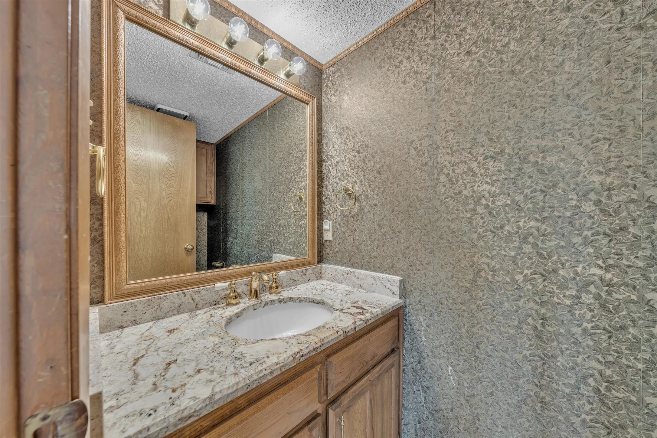 Single Family Residence For Sale in Johnson County , 205 William Wallace Drive, Burleson, Texas 76028, 6 Bedroom, 4 Bathroom, 3 Garage spaces, 4,115 Sqft, built in 1985, Preowned, mls#21213250, Real Estate Agent in Burleson, Homes For Sale in Johnson county, Homes For Sale in Burleson, Realtor in Burleson Texas, Real Estate Brokerage Independent Realty Texas, Luminita Cordes Realtor