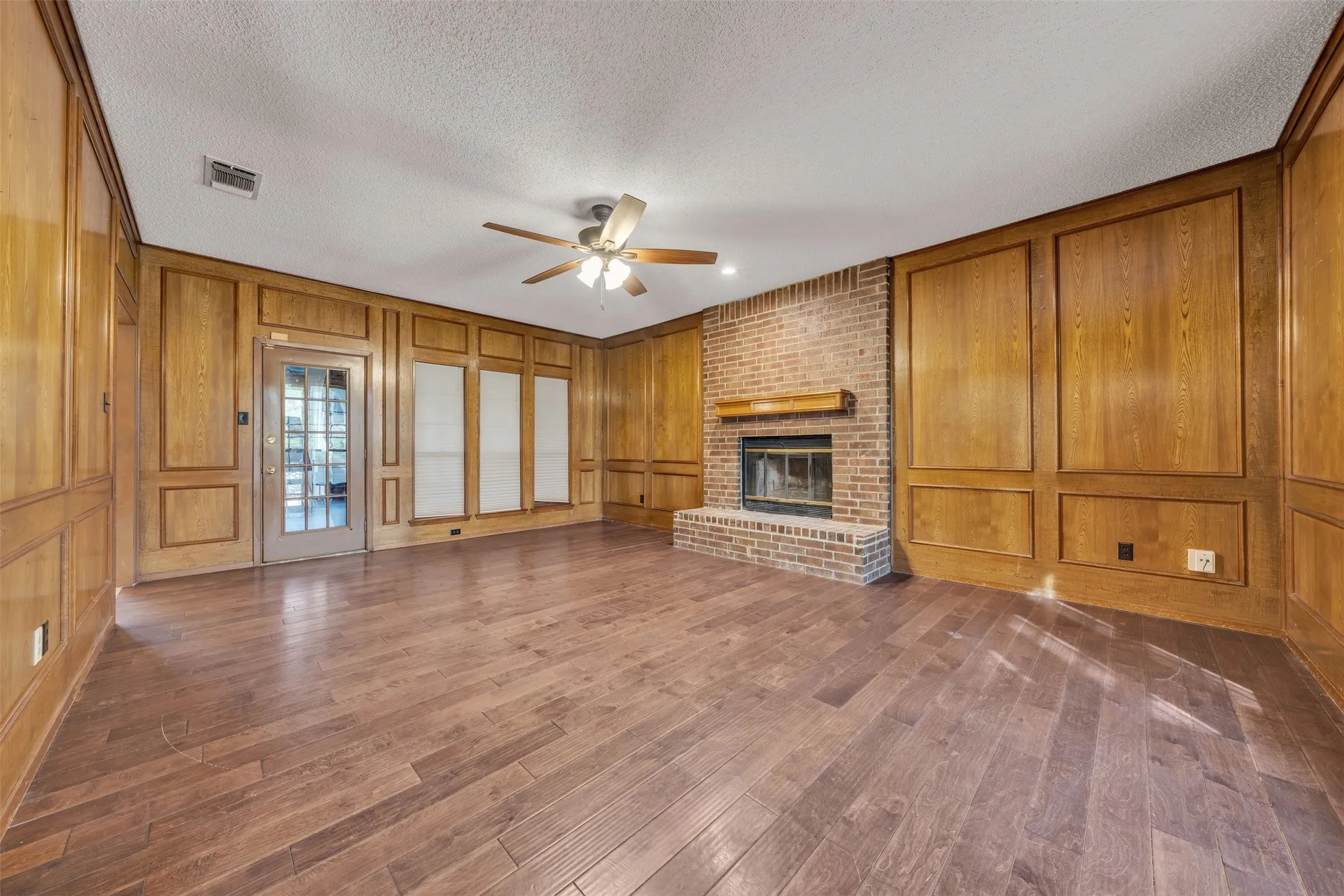 Single Family Residence For Sale in Johnson County , 205 William Wallace Drive, Burleson, Texas 76028, 6 Bedroom, 4 Bathroom, 3 Garage spaces, 4,115 Sqft, built in 1985, Preowned, mls#21213250, Real Estate Agent in Burleson, Homes For Sale in Johnson county, Homes For Sale in Burleson, Realtor in Burleson Texas, Real Estate Brokerage Independent Realty Texas, Luminita Cordes Realtor