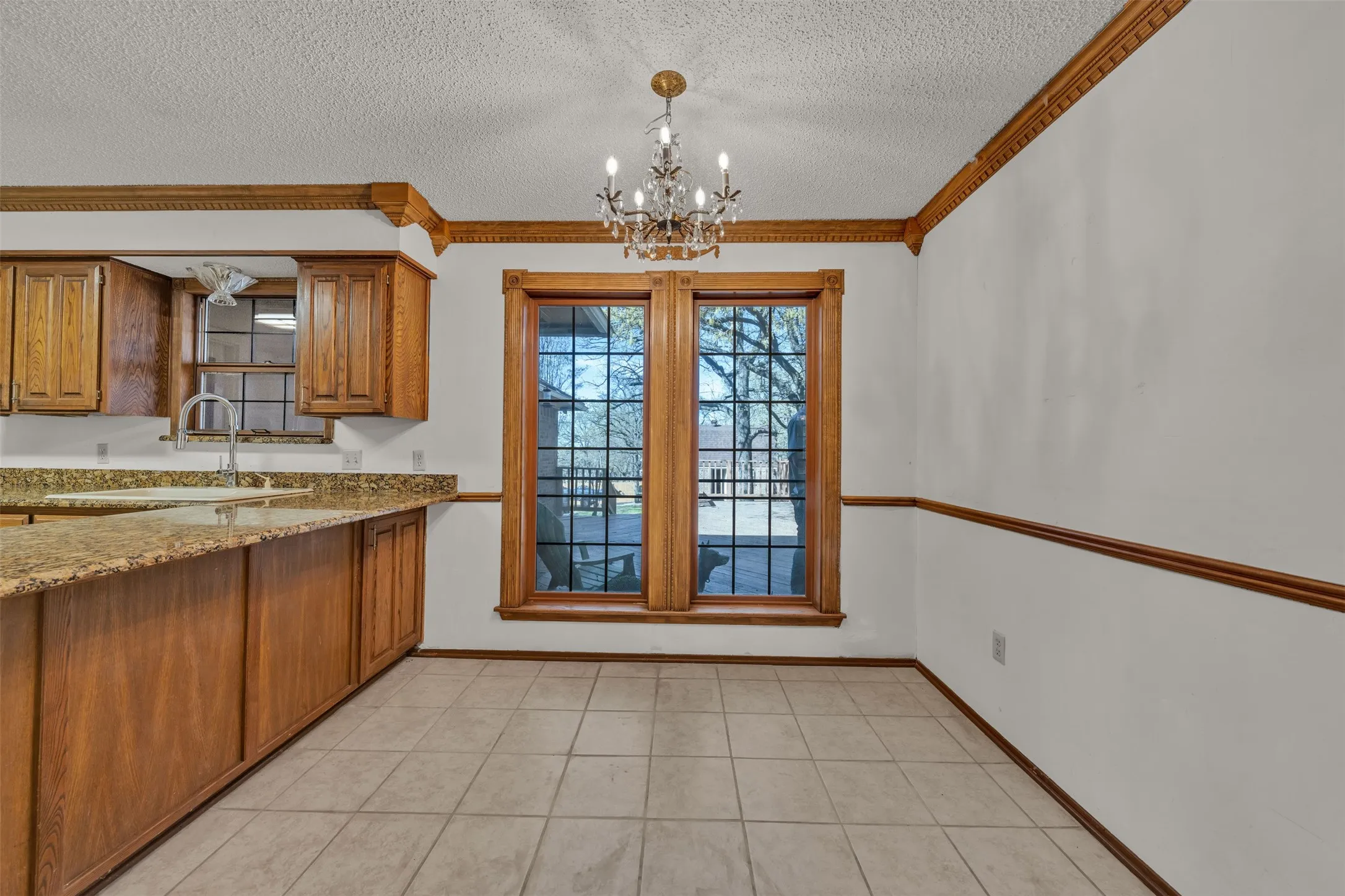 Single Family Residence For Sale in Johnson County , 205 William Wallace Drive, Burleson, Texas 76028, 6 Bedroom, 4 Bathroom, 3 Garage spaces, 4,115 Sqft, built in 1985, Preowned, mls#21213250, Real Estate Agent in Burleson, Homes For Sale in Johnson county, Homes For Sale in Burleson, Realtor in Burleson Texas, Real Estate Brokerage Independent Realty Texas, Luminita Cordes Realtor