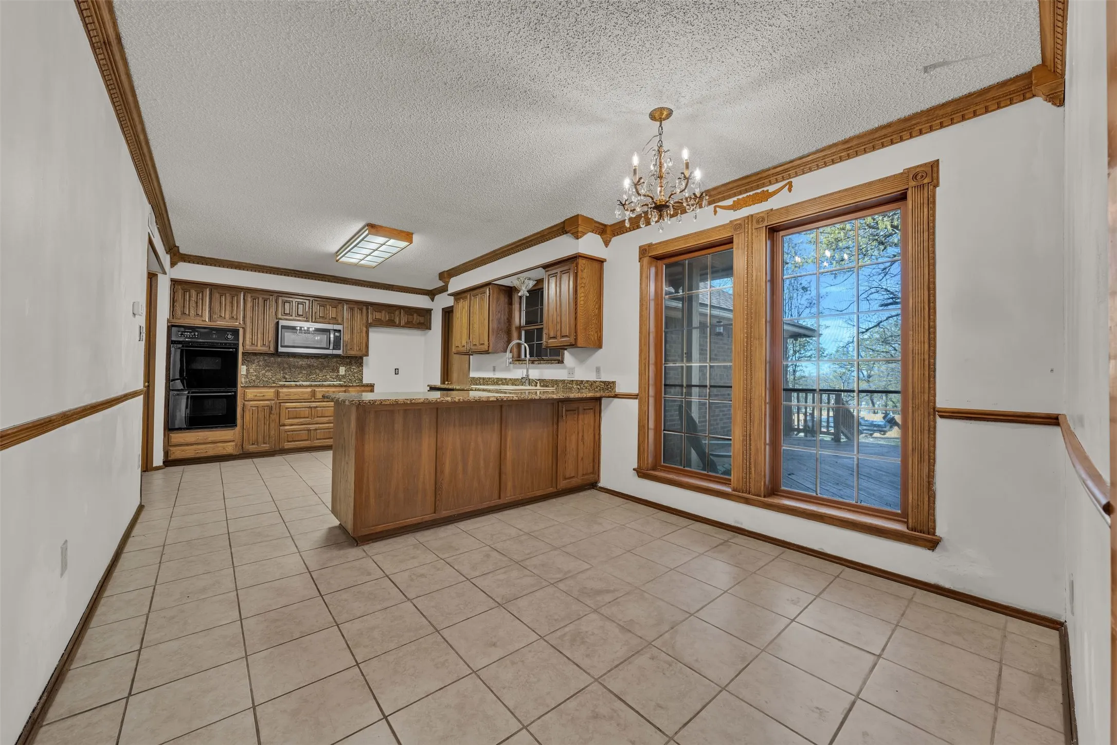 Single Family Residence For Sale in Johnson County , 205 William Wallace Drive, Burleson, Texas 76028, 6 Bedroom, 4 Bathroom, 3 Garage spaces, 4,115 Sqft, built in 1985, Preowned, mls#21213250, Real Estate Agent in Burleson, Homes For Sale in Johnson county, Homes For Sale in Burleson, Realtor in Burleson Texas, Real Estate Brokerage Independent Realty Texas, Luminita Cordes Realtor
