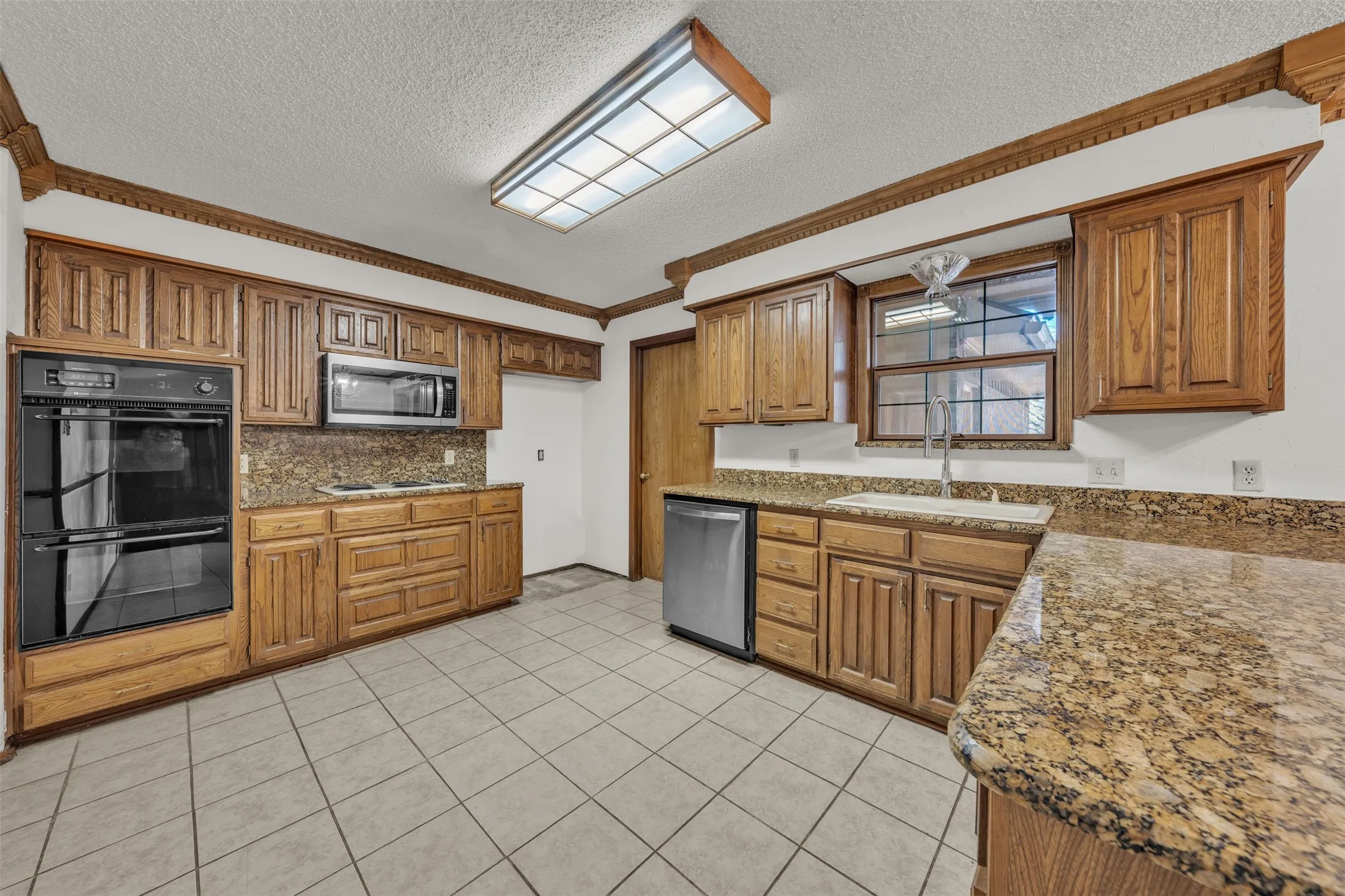 Single Family Residence For Sale in Johnson County , 205 William Wallace Drive, Burleson, Texas 76028, 6 Bedroom, 4 Bathroom, 3 Garage spaces, 4,115 Sqft, built in 1985, Preowned, mls#21213250, Real Estate Agent in Burleson, Homes For Sale in Johnson county, Homes For Sale in Burleson, Realtor in Burleson Texas, Real Estate Brokerage Independent Realty Texas, Luminita Cordes Realtor