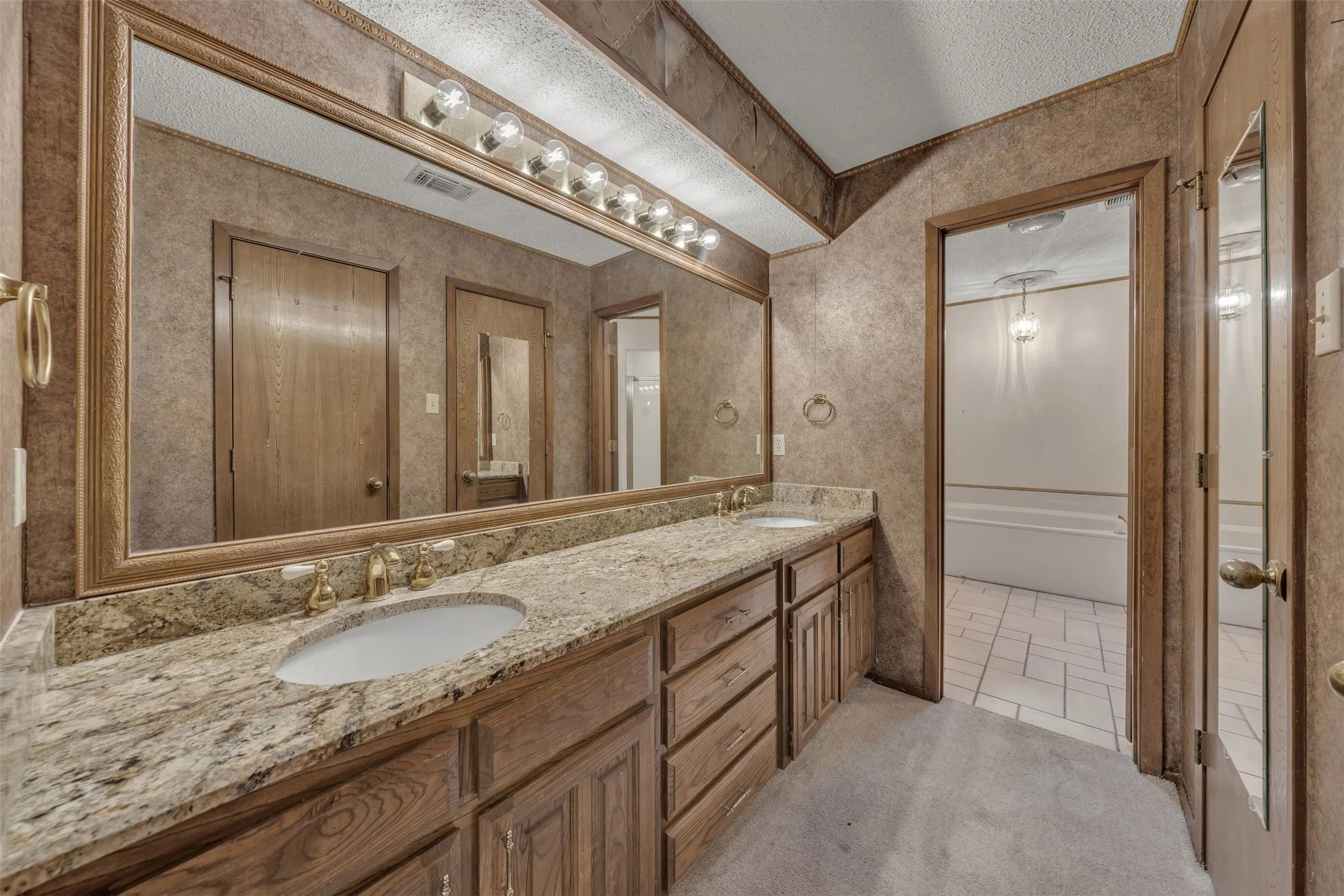 Single Family Residence For Sale in Johnson County , 205 William Wallace Drive, Burleson, Texas 76028, 6 Bedroom, 4 Bathroom, 3 Garage spaces, 4,115 Sqft, built in 1985, Preowned, mls#21213250, Real Estate Agent in Burleson, Homes For Sale in Johnson county, Homes For Sale in Burleson, Realtor in Burleson Texas, Real Estate Brokerage Independent Realty Texas, Luminita Cordes Realtor