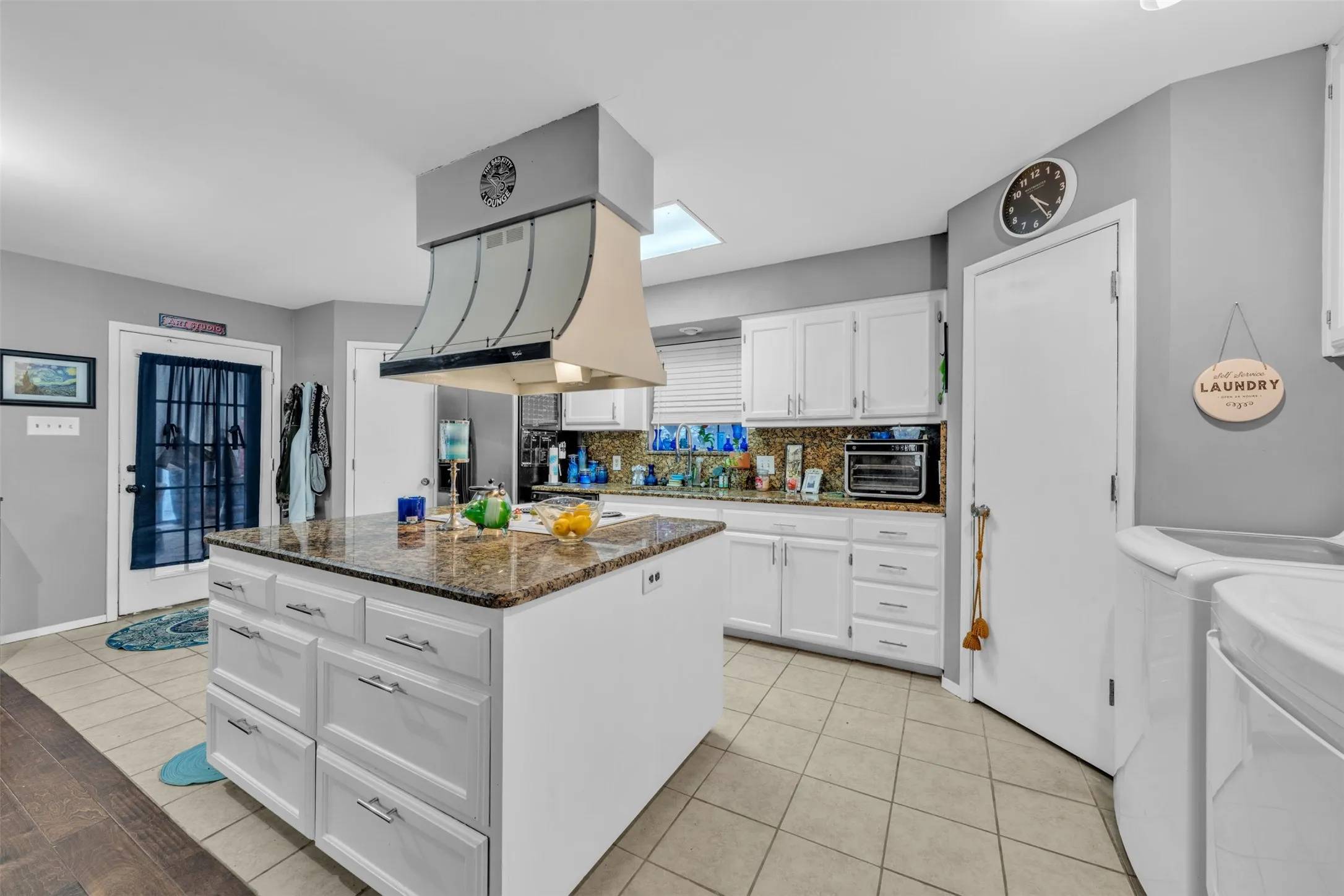 Single Family Residence For Sale in Johnson County , 205 William Wallace Drive, Burleson, Texas 76028, 6 Bedroom, 4 Bathroom, 3 Garage spaces, 4,115 Sqft, built in 1985, Preowned, mls#21213250, Real Estate Agent in Burleson, Homes For Sale in Johnson county, Homes For Sale in Burleson, Realtor in Burleson Texas, Real Estate Brokerage Independent Realty Texas, Luminita Cordes Realtor