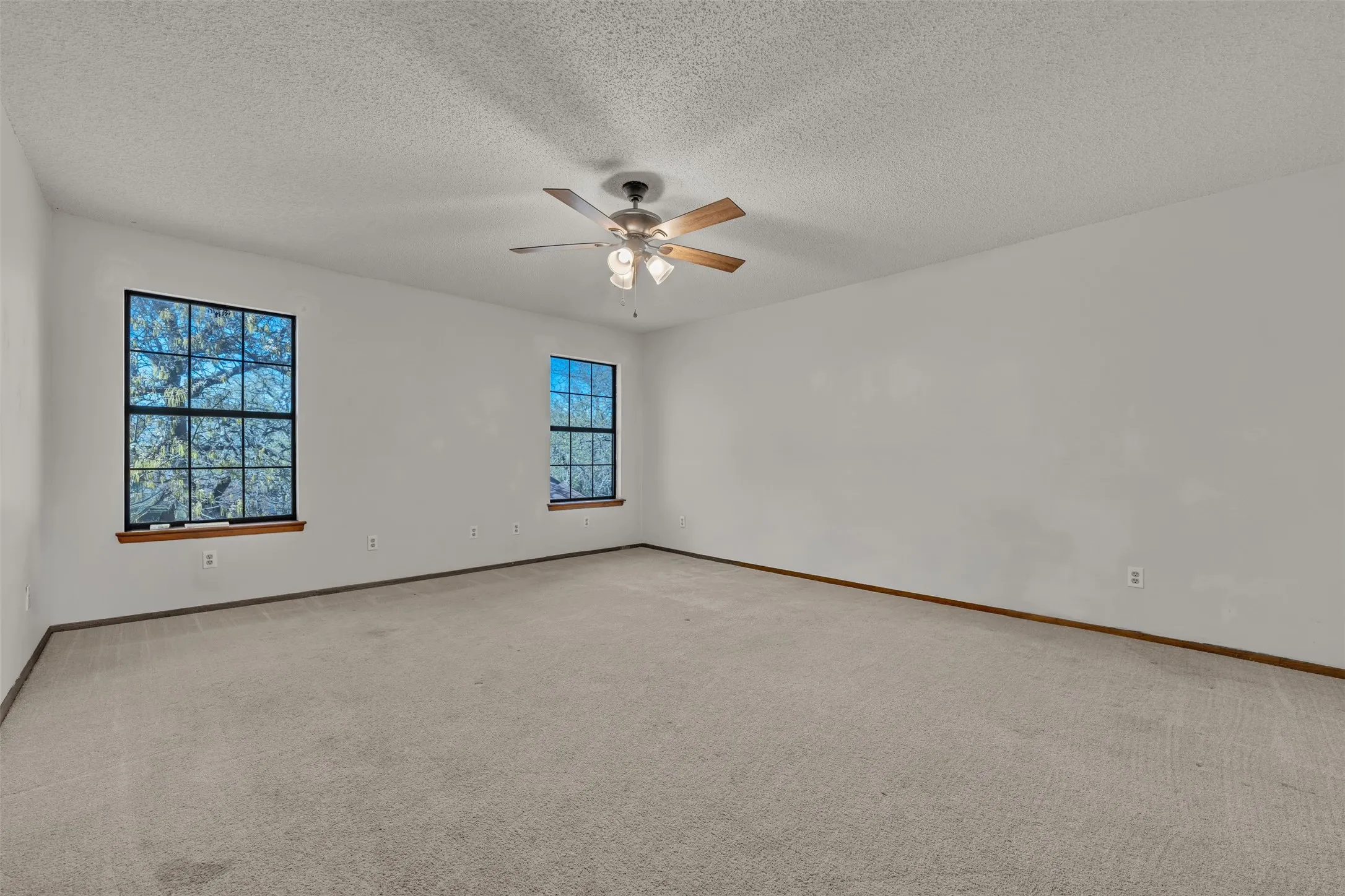 Single Family Residence For Sale in Johnson County , 205 William Wallace Drive, Burleson, Texas 76028, 6 Bedroom, 4 Bathroom, 3 Garage spaces, 4,115 Sqft, built in 1985, Preowned, mls#21213250, Real Estate Agent in Burleson, Homes For Sale in Johnson county, Homes For Sale in Burleson, Realtor in Burleson Texas, Real Estate Brokerage Independent Realty Texas, Luminita Cordes Realtor