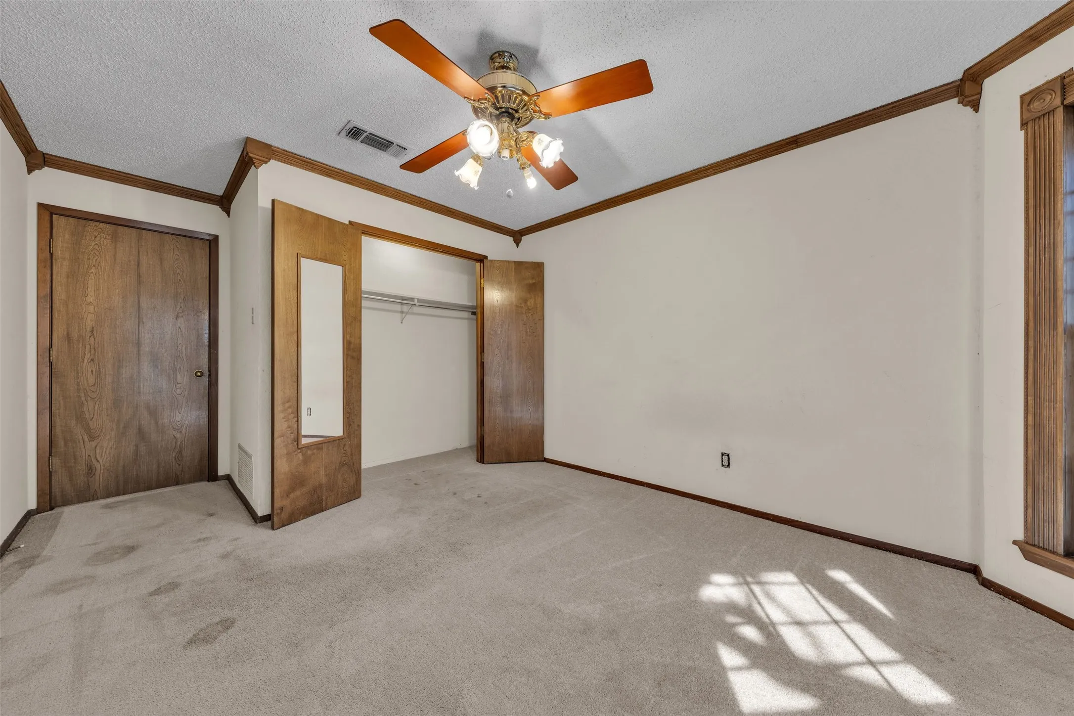 Single Family Residence For Sale in Johnson County , 205 William Wallace Drive, Burleson, Texas 76028, 6 Bedroom, 4 Bathroom, 3 Garage spaces, 4,115 Sqft, built in 1985, Preowned, mls#21213250, Real Estate Agent in Burleson, Homes For Sale in Johnson county, Homes For Sale in Burleson, Realtor in Burleson Texas, Real Estate Brokerage Independent Realty Texas, Luminita Cordes Realtor