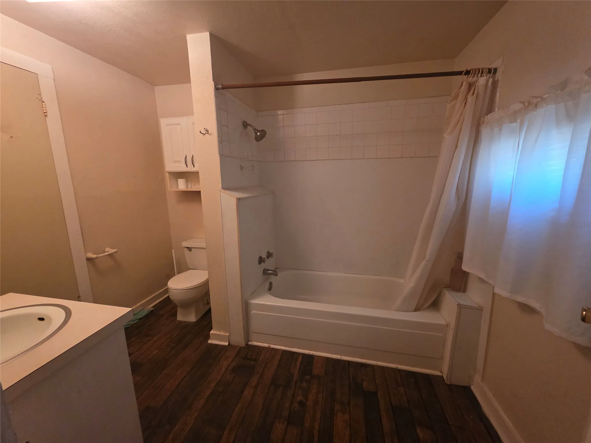 Single Family Residence For Sale in Johnson County , 401 W Wilson Street, Cleburne, Texas 76033, 2 Bedroom, 1 Bathroom, Garage spaces, 1,299 Sqft, built in 0, Preowned, mls#21214430, Real Estate Agent in Cleburne, Homes For Sale in Johnson county, Homes For Sale in Cleburne, Realtor in Cleburne Texas, Real Estate Brokerage Independent Realty Texas, Luminita Cordes Realtor