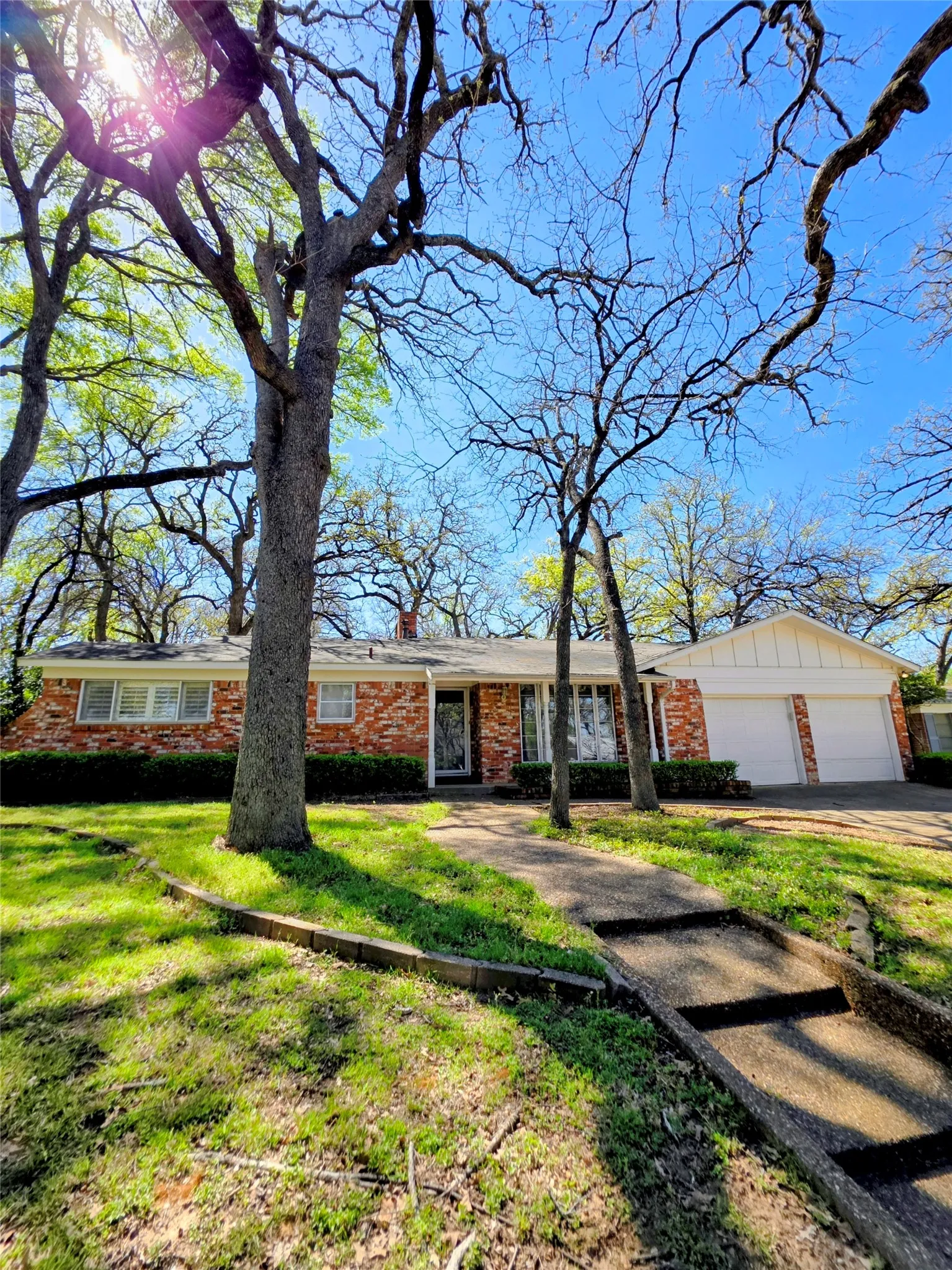 Single Family Residence For Sale in Tarrant County , 1020 Redbud Court, Arlington, Texas 76012, 3 Bedrooms, 2 Bathrooms, 2 Garage spaces, 1,957 Sqft, built in 1963, Price $414,900, mls#21214530, Real Estate Agent in Arlington, Homes For Sale in Tarrant county, Homes For Sale in Arlington, Realtor in Arlington Texas, Real Estate Brokerage Independent Realty Texas, Luminita Cordes Realtor