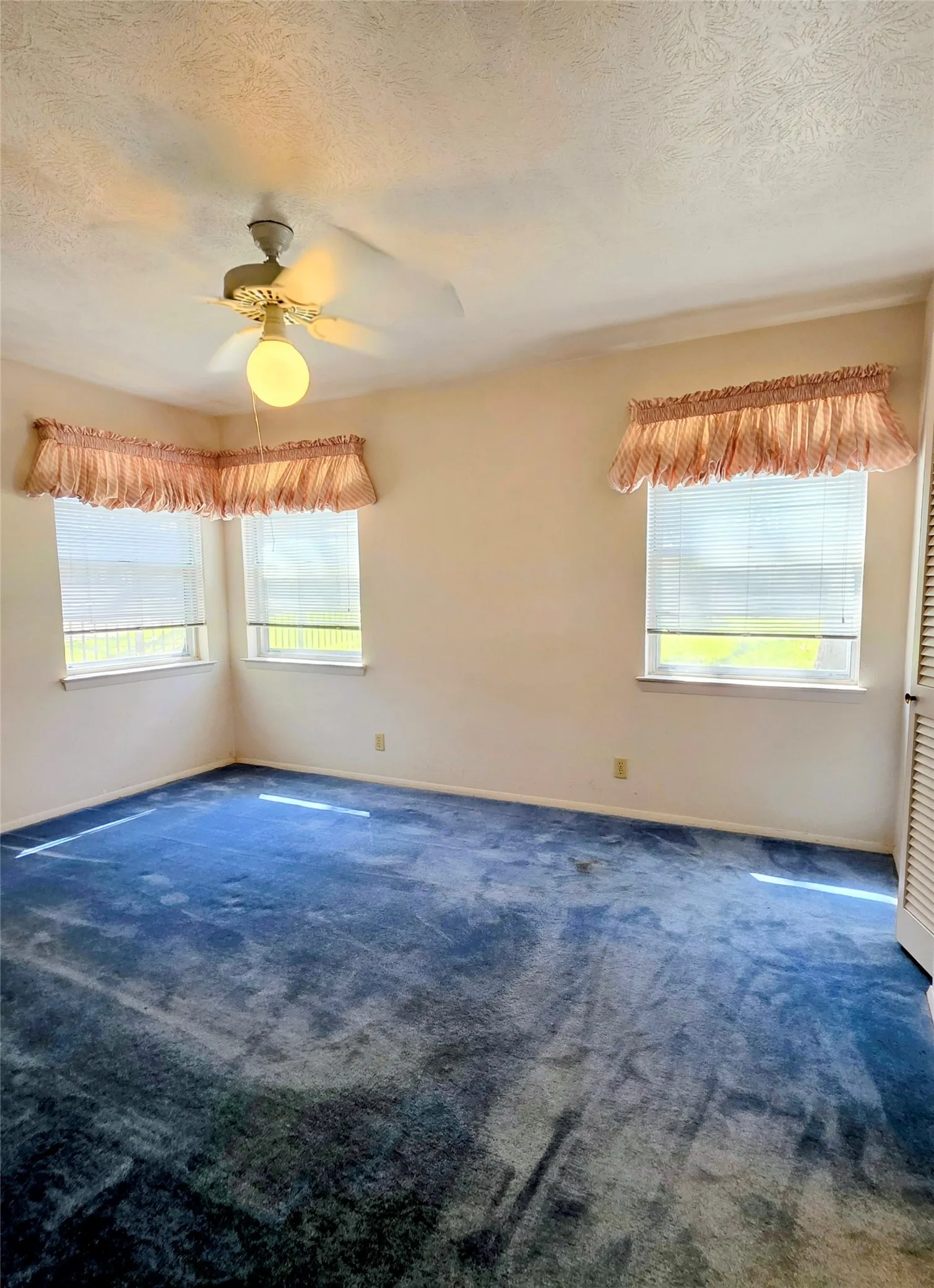 Single Family Residence For Sale in Tarrant County , 1020 Redbud Court, Arlington, Texas 76012, 3 Bedrooms, 2 Bathrooms, 2 Garage spaces, 1,957 Sqft, built in 1963, Price $414,900, mls#21214530, Real Estate Agent in Arlington, Homes For Sale in Tarrant county, Homes For Sale in Arlington, Realtor in Arlington Texas, Real Estate Brokerage Independent Realty Texas, Luminita Cordes Realtor