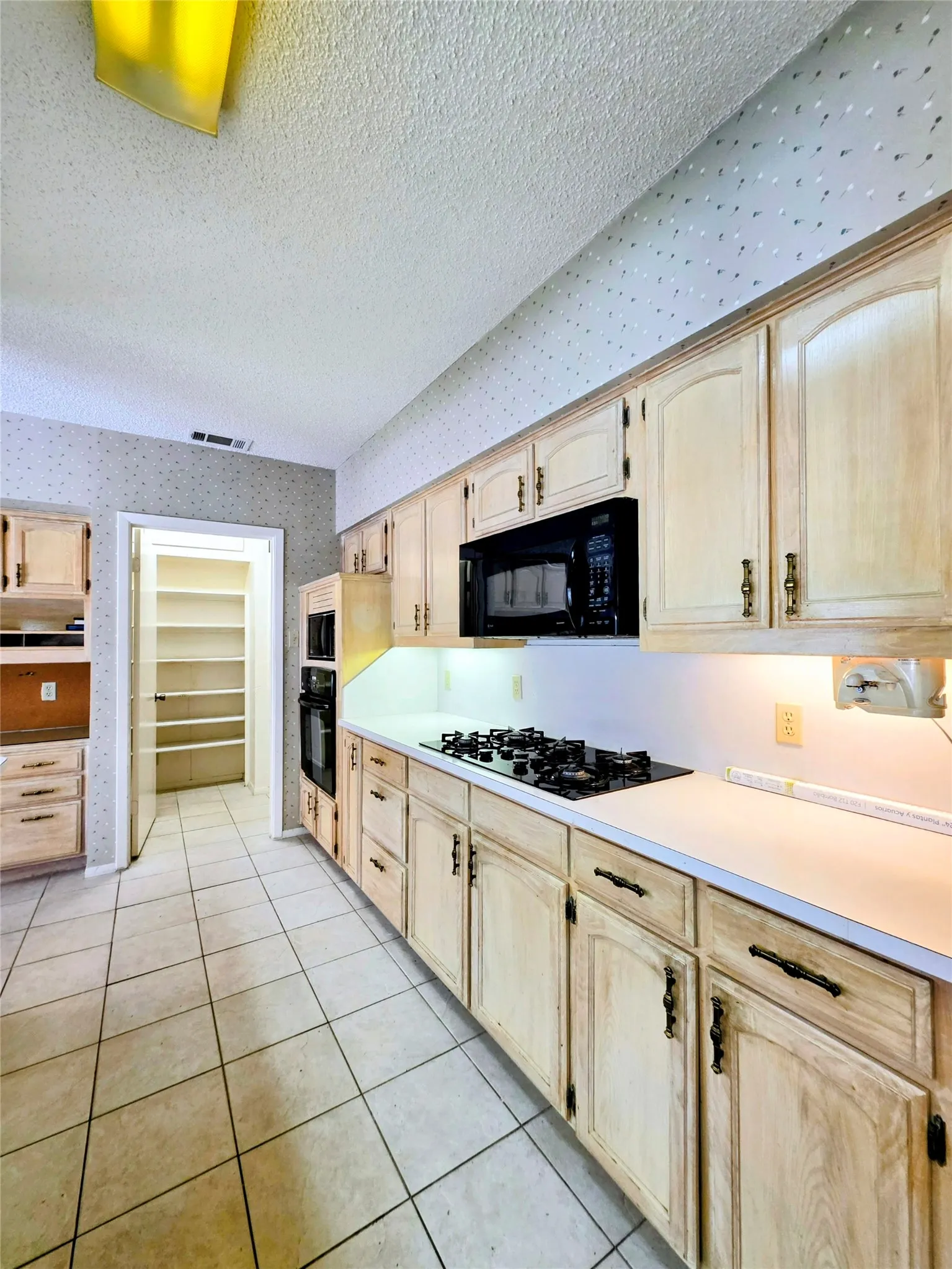 Single Family Residence For Sale in Tarrant County , 1020 Redbud Court, Arlington, Texas 76012, 3 Bedrooms, 2 Bathrooms, 2 Garage spaces, 1,957 Sqft, built in 1963, Price $414,900, mls#21214530, Real Estate Agent in Arlington, Homes For Sale in Tarrant county, Homes For Sale in Arlington, Realtor in Arlington Texas, Real Estate Brokerage Independent Realty Texas, Luminita Cordes Realtor