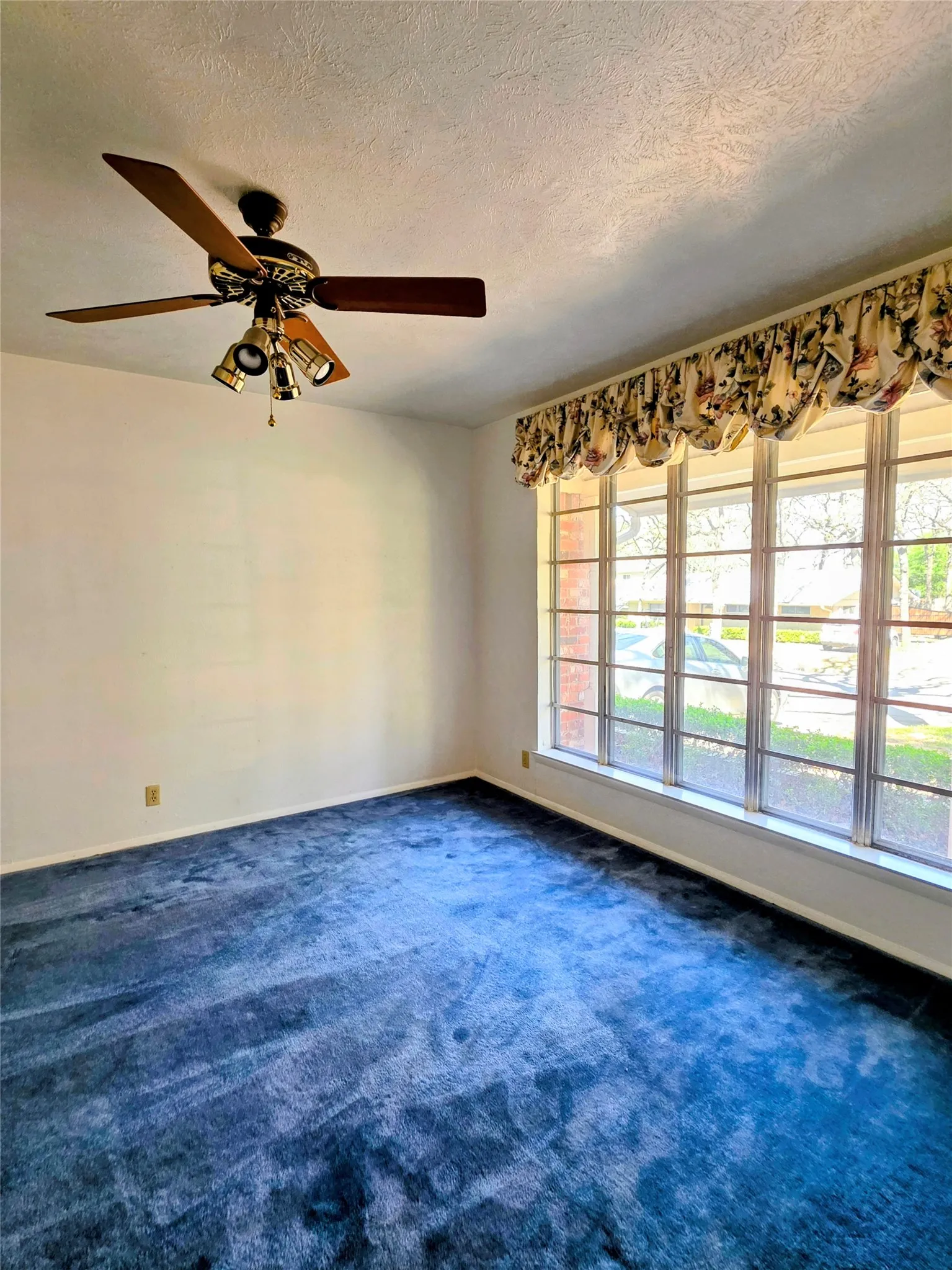 Single Family Residence For Sale in Tarrant County , 1020 Redbud Court, Arlington, Texas 76012, 3 Bedrooms, 2 Bathrooms, 2 Garage spaces, 1,957 Sqft, built in 1963, Price $414,900, mls#21214530, Real Estate Agent in Arlington, Homes For Sale in Tarrant county, Homes For Sale in Arlington, Realtor in Arlington Texas, Real Estate Brokerage Independent Realty Texas, Luminita Cordes Realtor