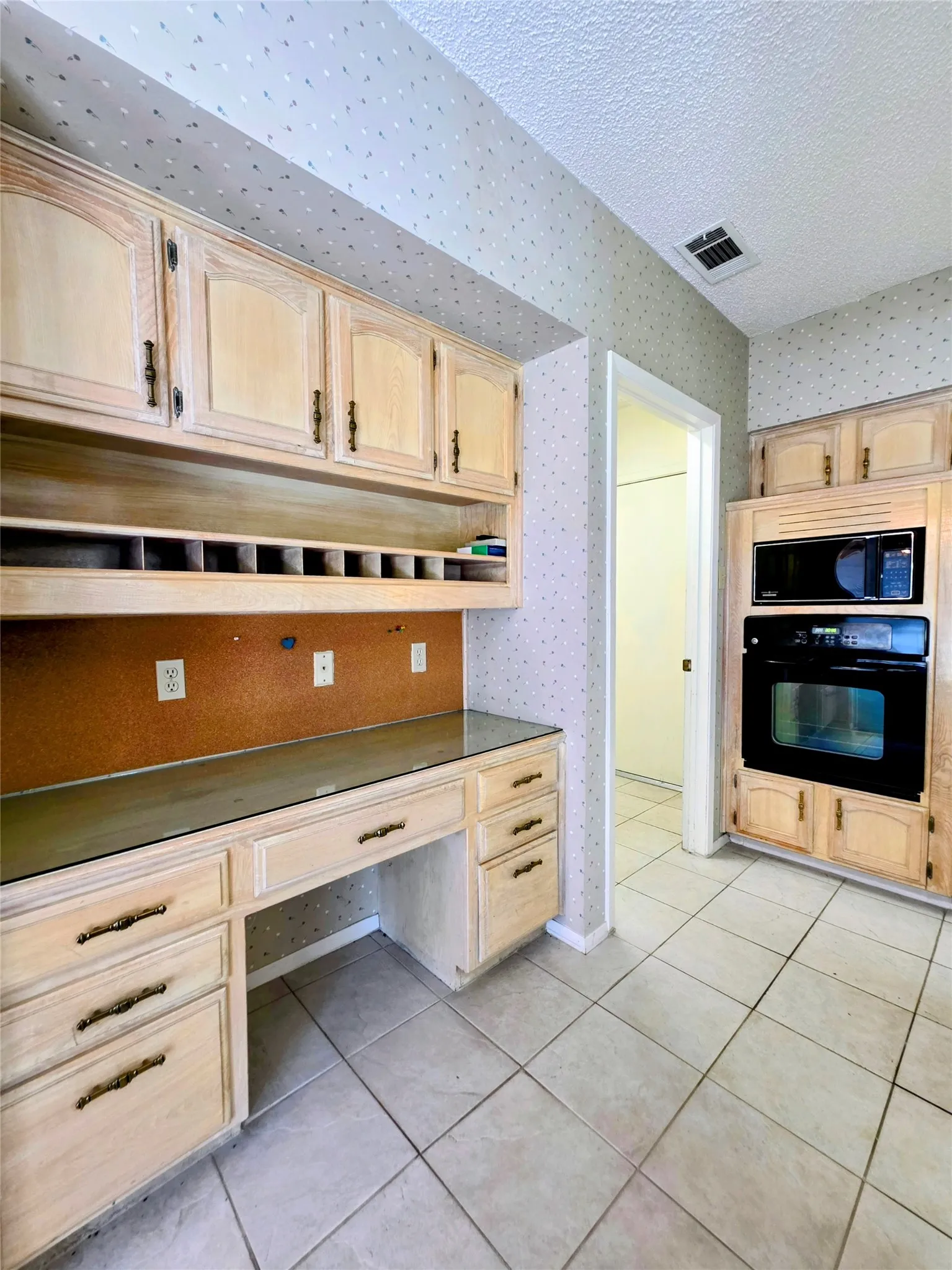 Single Family Residence For Sale in Tarrant County , 1020 Redbud Court, Arlington, Texas 76012, 3 Bedrooms, 2 Bathrooms, 2 Garage spaces, 1,957 Sqft, built in 1963, Price $414,900, mls#21214530, Real Estate Agent in Arlington, Homes For Sale in Tarrant county, Homes For Sale in Arlington, Realtor in Arlington Texas, Real Estate Brokerage Independent Realty Texas, Luminita Cordes Realtor