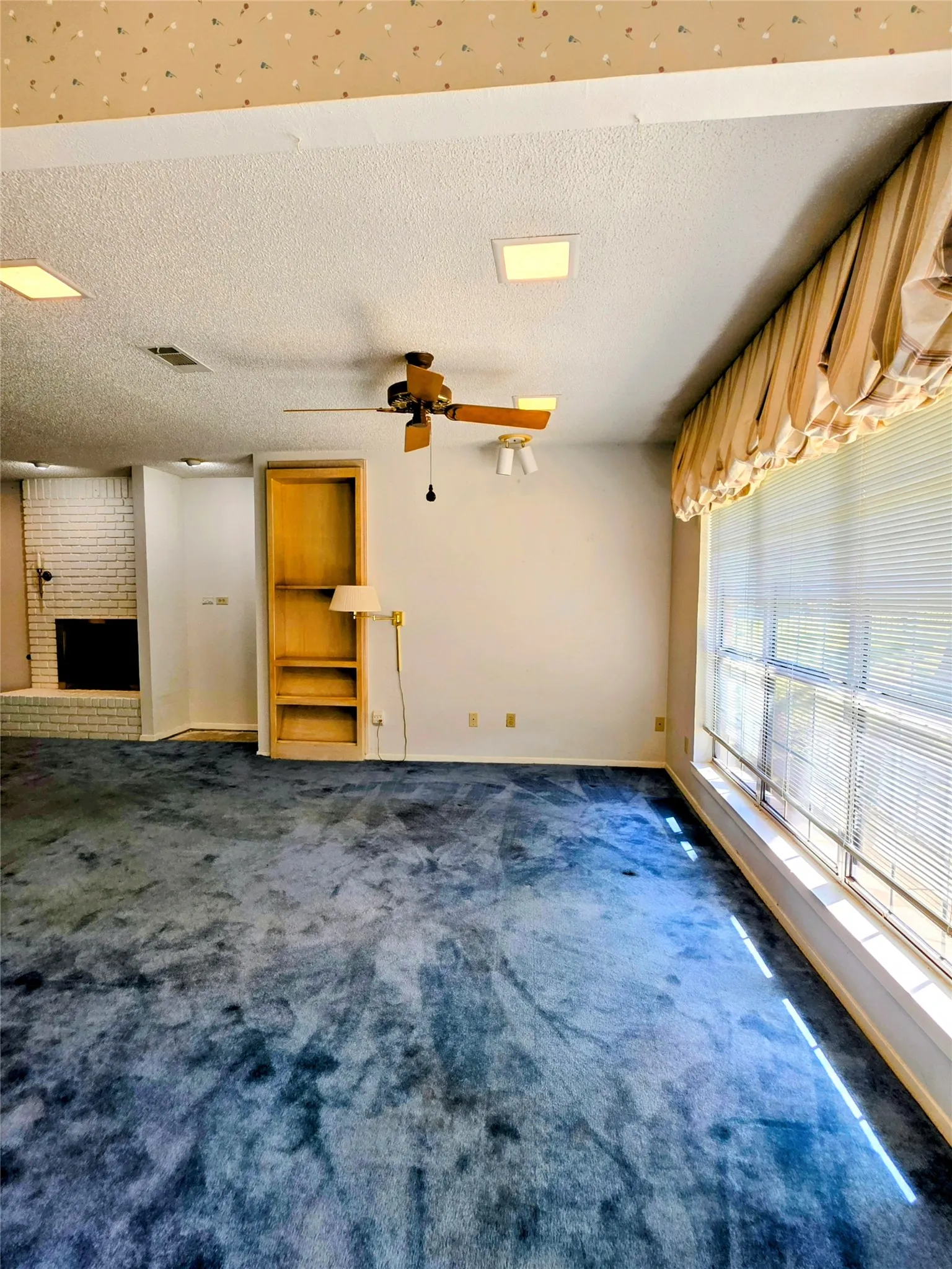Single Family Residence For Sale in Tarrant County , 1020 Redbud Court, Arlington, Texas 76012, 3 Bedrooms, 2 Bathrooms, 2 Garage spaces, 1,957 Sqft, built in 1963, Price $414,900, mls#21214530, Real Estate Agent in Arlington, Homes For Sale in Tarrant county, Homes For Sale in Arlington, Realtor in Arlington Texas, Real Estate Brokerage Independent Realty Texas, Luminita Cordes Realtor