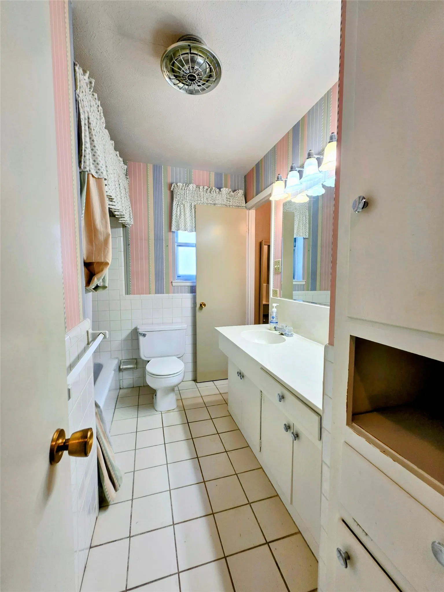 Single Family Residence For Sale in Tarrant County , 1020 Redbud Court, Arlington, Texas 76012, 3 Bedrooms, 2 Bathrooms, 2 Garage spaces, 1,957 Sqft, built in 1963, Price $414,900, mls#21214530, Real Estate Agent in Arlington, Homes For Sale in Tarrant county, Homes For Sale in Arlington, Realtor in Arlington Texas, Real Estate Brokerage Independent Realty Texas, Luminita Cordes Realtor