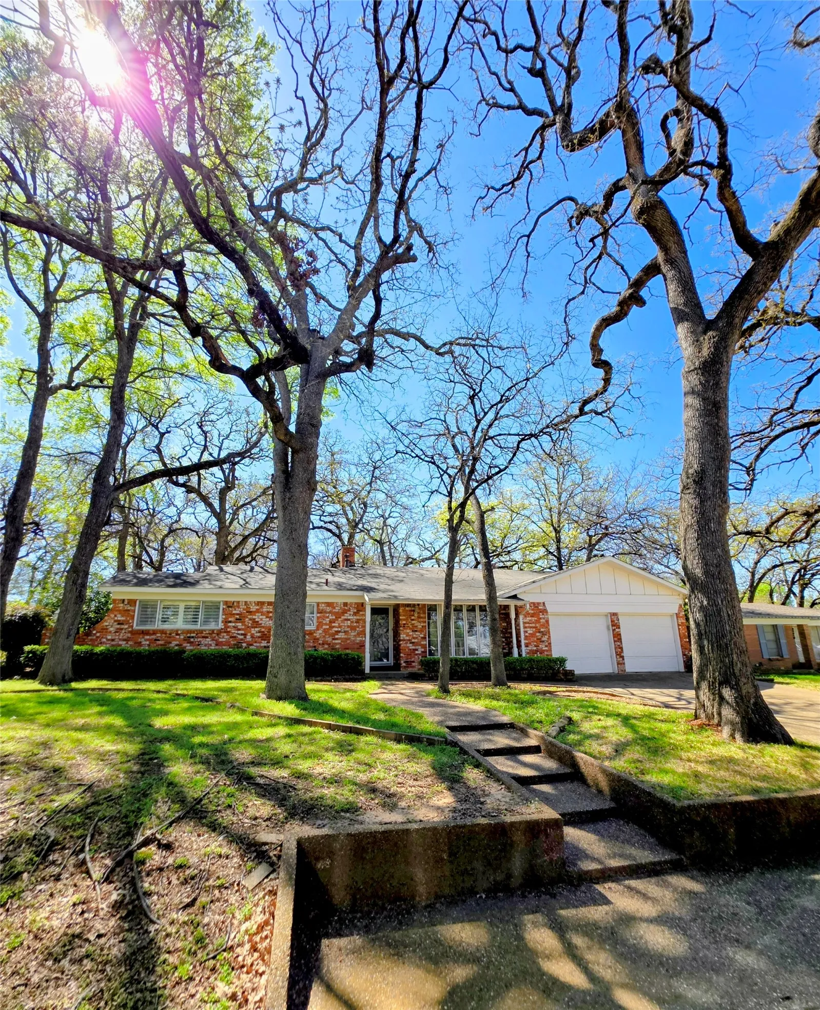Single Family Residence For Sale in Tarrant County , 1020 Redbud Court, Arlington, Texas 76012, 3 Bedrooms, 2 Bathrooms, 2 Garage spaces, 1,957 Sqft, built in 1963, Price $414,900, mls#21214530, Real Estate Agent in Arlington, Homes For Sale in Tarrant county, Homes For Sale in Arlington, Realtor in Arlington Texas, Real Estate Brokerage Independent Realty Texas, Luminita Cordes Realtor
