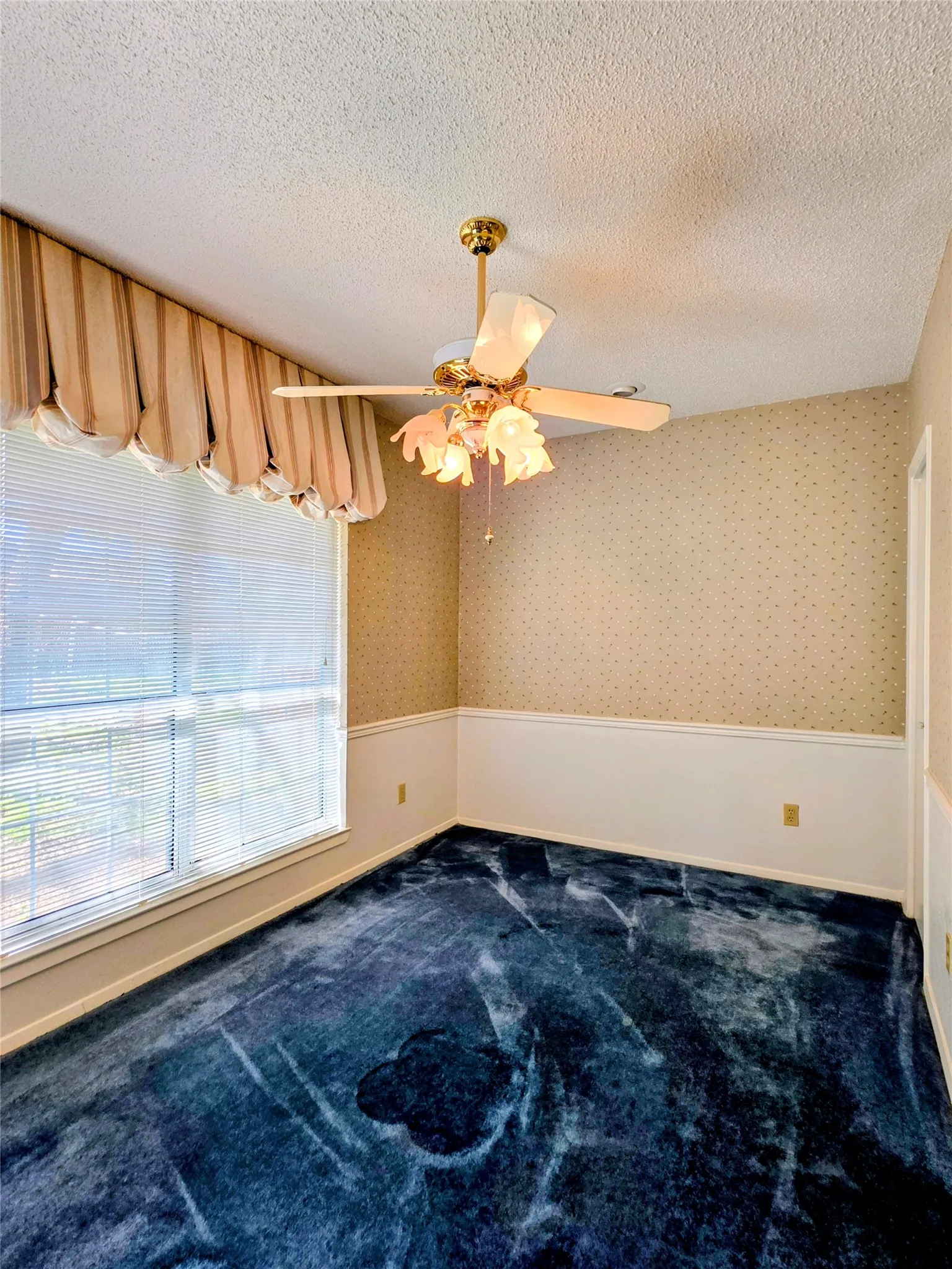 Single Family Residence For Sale in Tarrant County , 1020 Redbud Court, Arlington, Texas 76012, 3 Bedrooms, 2 Bathrooms, 2 Garage spaces, 1,957 Sqft, built in 1963, Price $414,900, mls#21214530, Real Estate Agent in Arlington, Homes For Sale in Tarrant county, Homes For Sale in Arlington, Realtor in Arlington Texas, Real Estate Brokerage Independent Realty Texas, Luminita Cordes Realtor