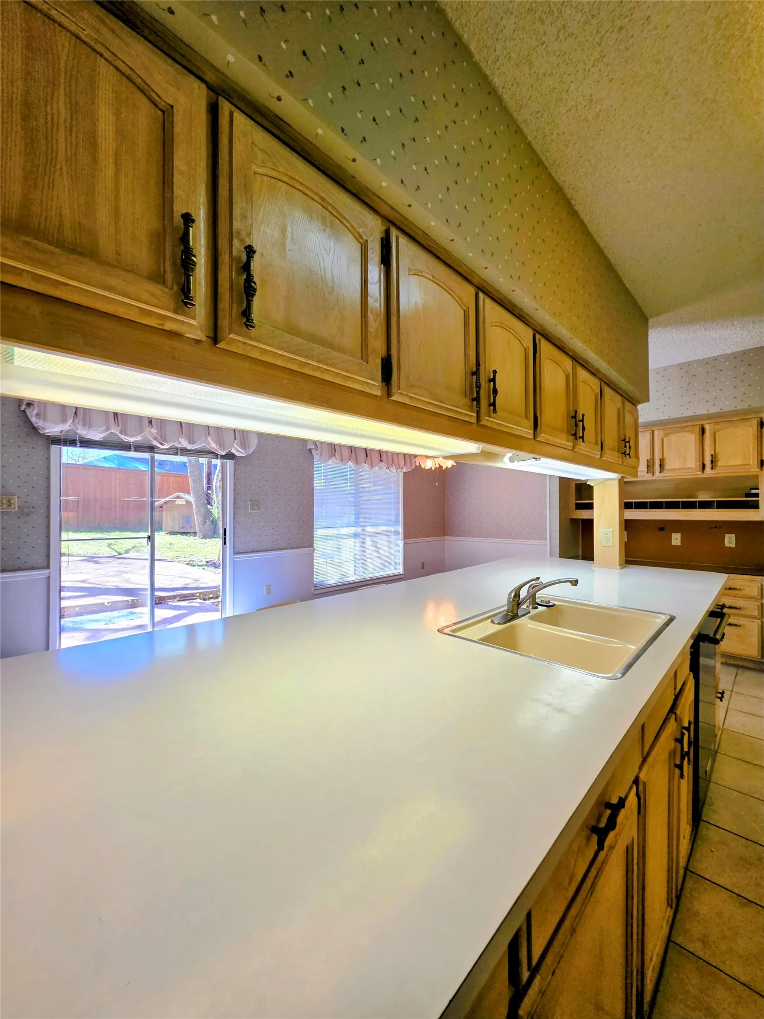 Single Family Residence For Sale in Tarrant County , 1020 Redbud Court, Arlington, Texas 76012, 3 Bedrooms, 2 Bathrooms, 2 Garage spaces, 1,957 Sqft, built in 1963, Price $414,900, mls#21214530, Real Estate Agent in Arlington, Homes For Sale in Tarrant county, Homes For Sale in Arlington, Realtor in Arlington Texas, Real Estate Brokerage Independent Realty Texas, Luminita Cordes Realtor