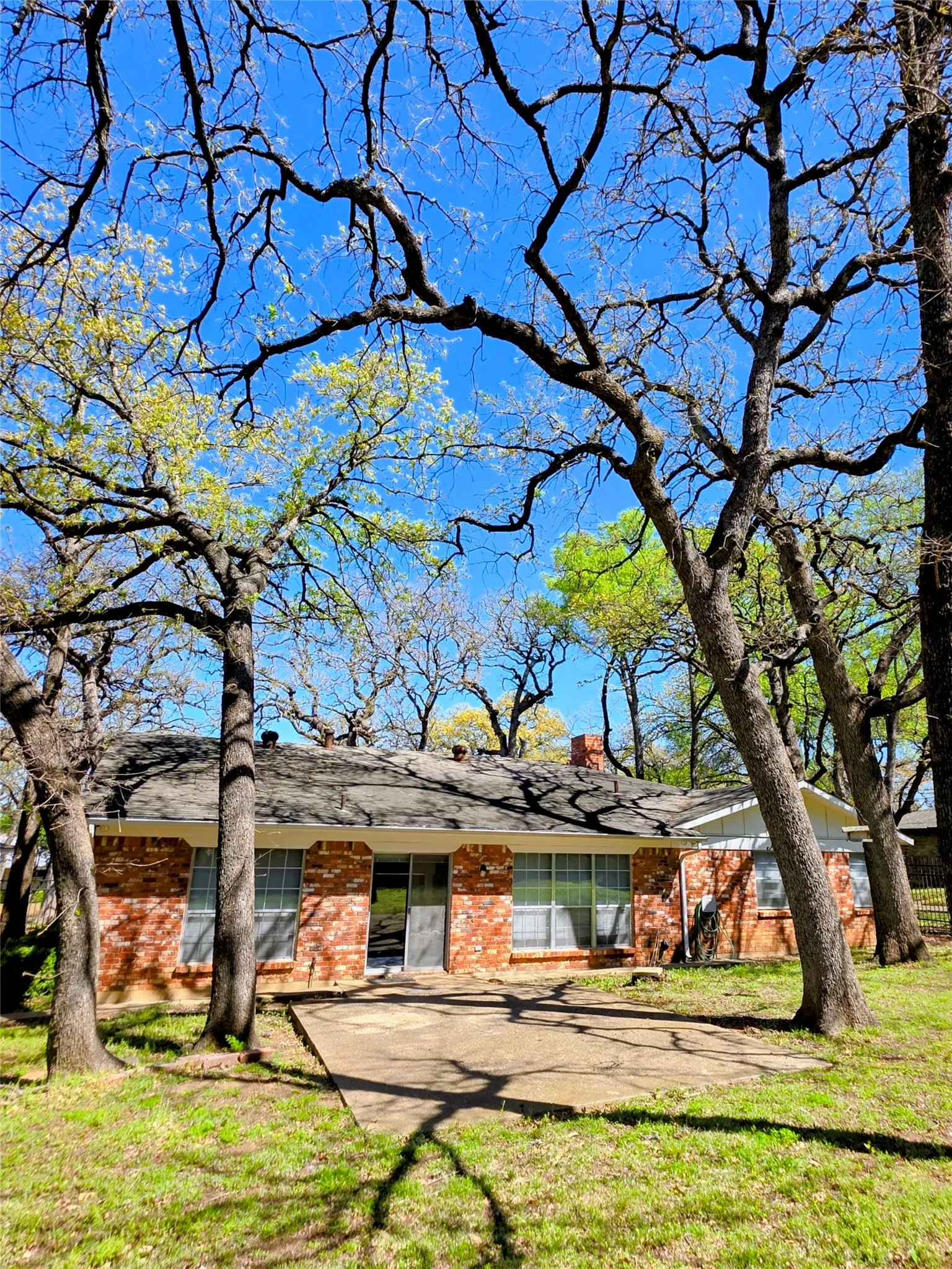 Single Family Residence For Sale in Tarrant County , 1020 Redbud Court, Arlington, Texas 76012, 3 Bedrooms, 2 Bathrooms, 2 Garage spaces, 1,957 Sqft, built in 1963, Price $414,900, mls#21214530, Real Estate Agent in Arlington, Homes For Sale in Tarrant county, Homes For Sale in Arlington, Realtor in Arlington Texas, Real Estate Brokerage Independent Realty Texas, Luminita Cordes Realtor