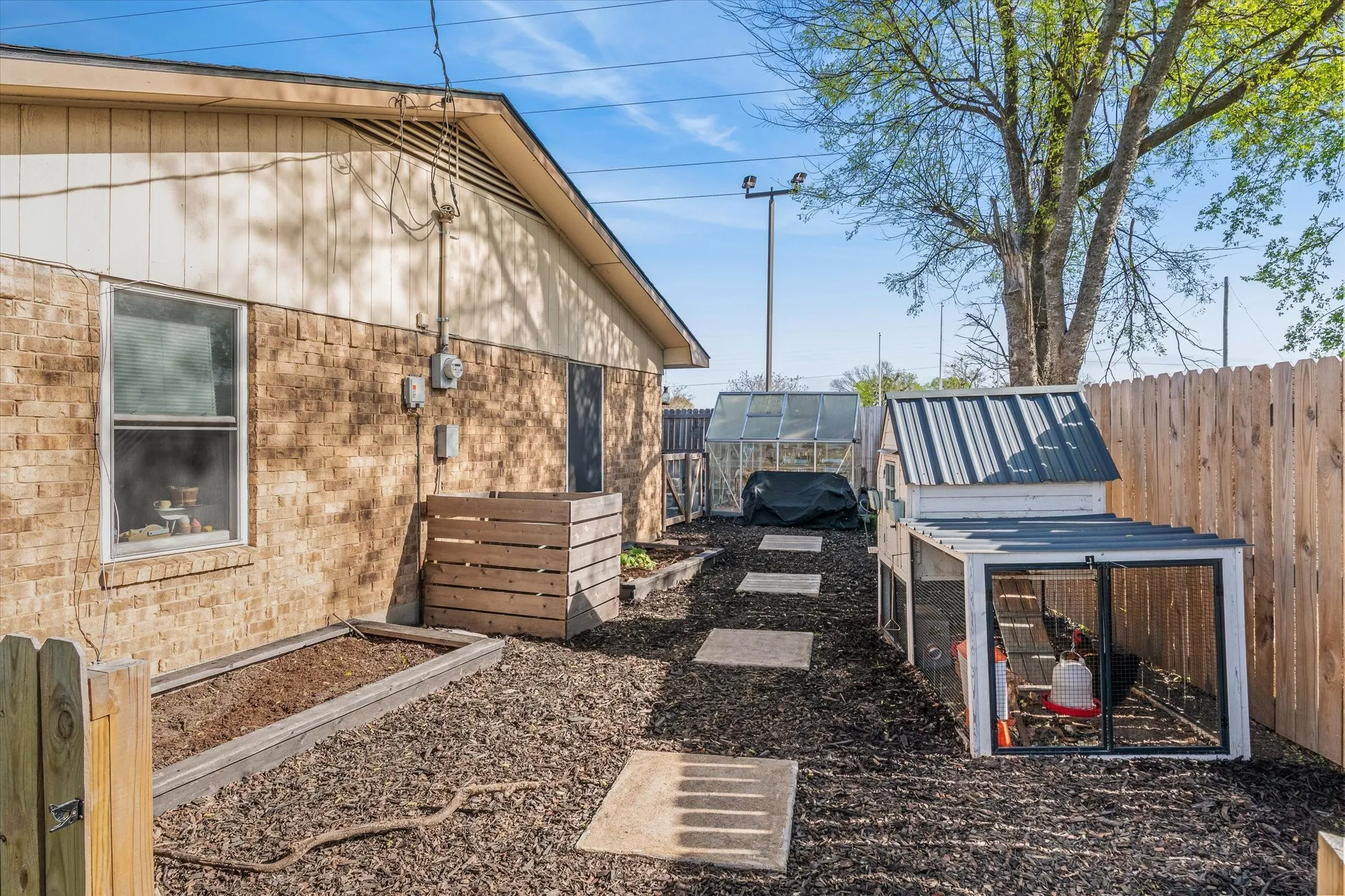 Single Family Residence For Sale in Van Zandt County , 1035 Houston Street, Wills Point, Texas 75169, 3 Bedroom, 2 Bathroom, Garage spaces, 1,356 Sqft, built in 1981, Preowned, mls#21212334, Real Estate Agent in Wills Point, Homes For Sale in Van Zandt county, Homes For Sale in Wills Point, Realtor in Wills Point Texas, Real Estate Brokerage Independent Realty Texas, Luminita Cordes Realtor