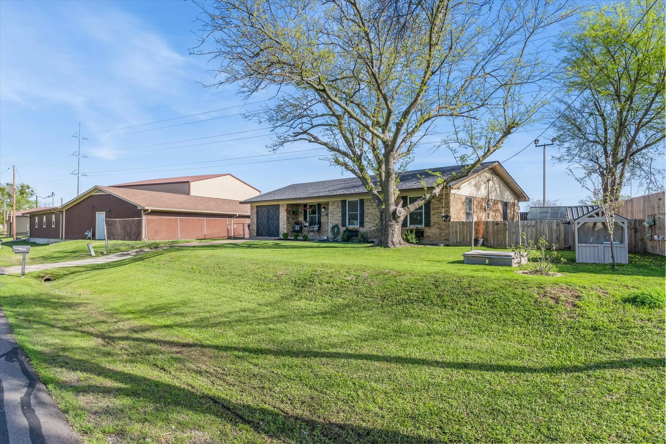 Single Family Residence For Sale in Van Zandt County , 1035 Houston Street, Wills Point, Texas 75169, 3 Bedroom, 2 Bathroom, Garage spaces, 1,356 Sqft, built in 1981, Preowned, mls#21212334, Real Estate Agent in Wills Point, Homes For Sale in Van Zandt county, Homes For Sale in Wills Point, Realtor in Wills Point Texas, Real Estate Brokerage Independent Realty Texas, Luminita Cordes Realtor