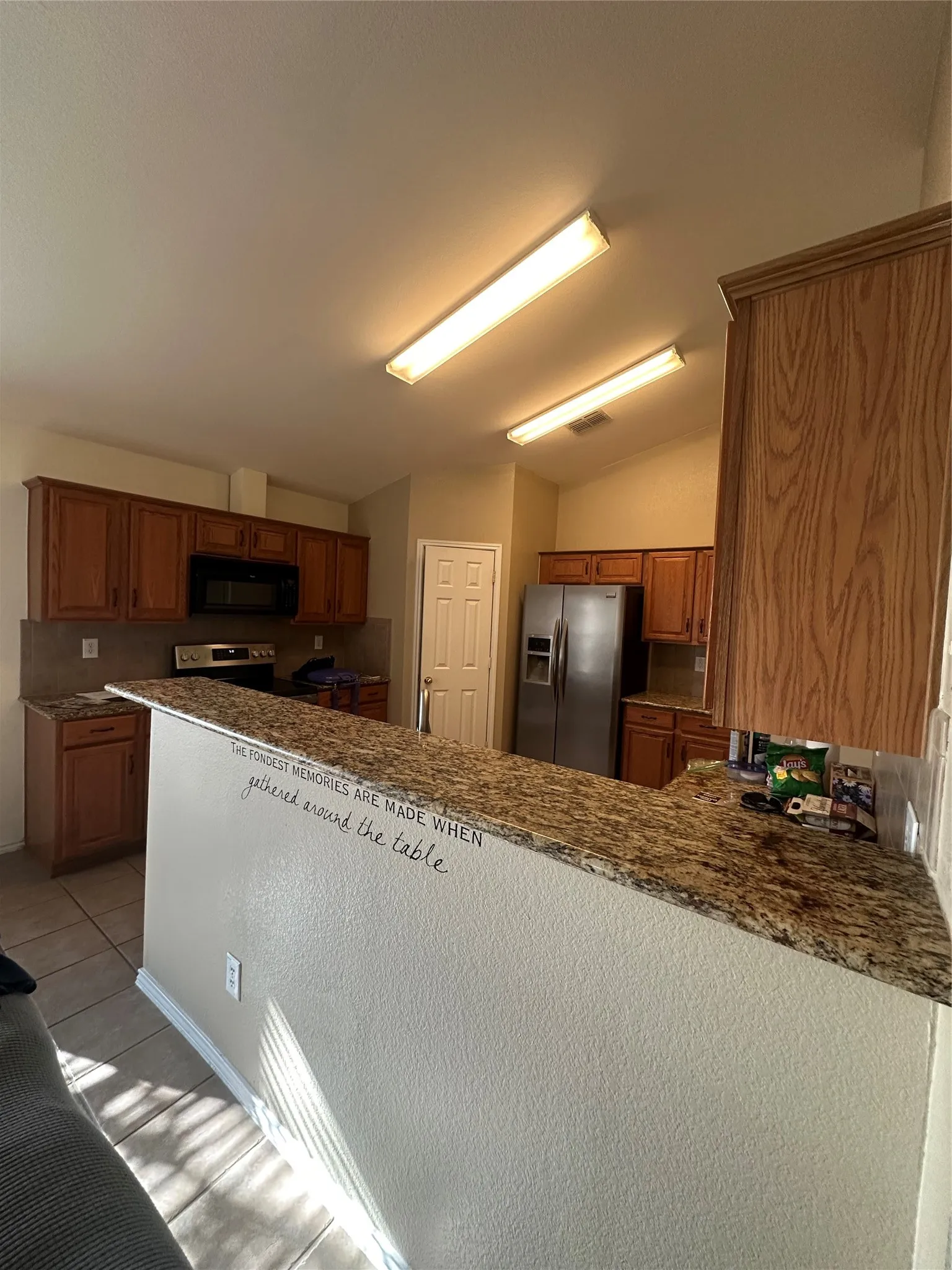 KITCHEN EATING COUNTER
