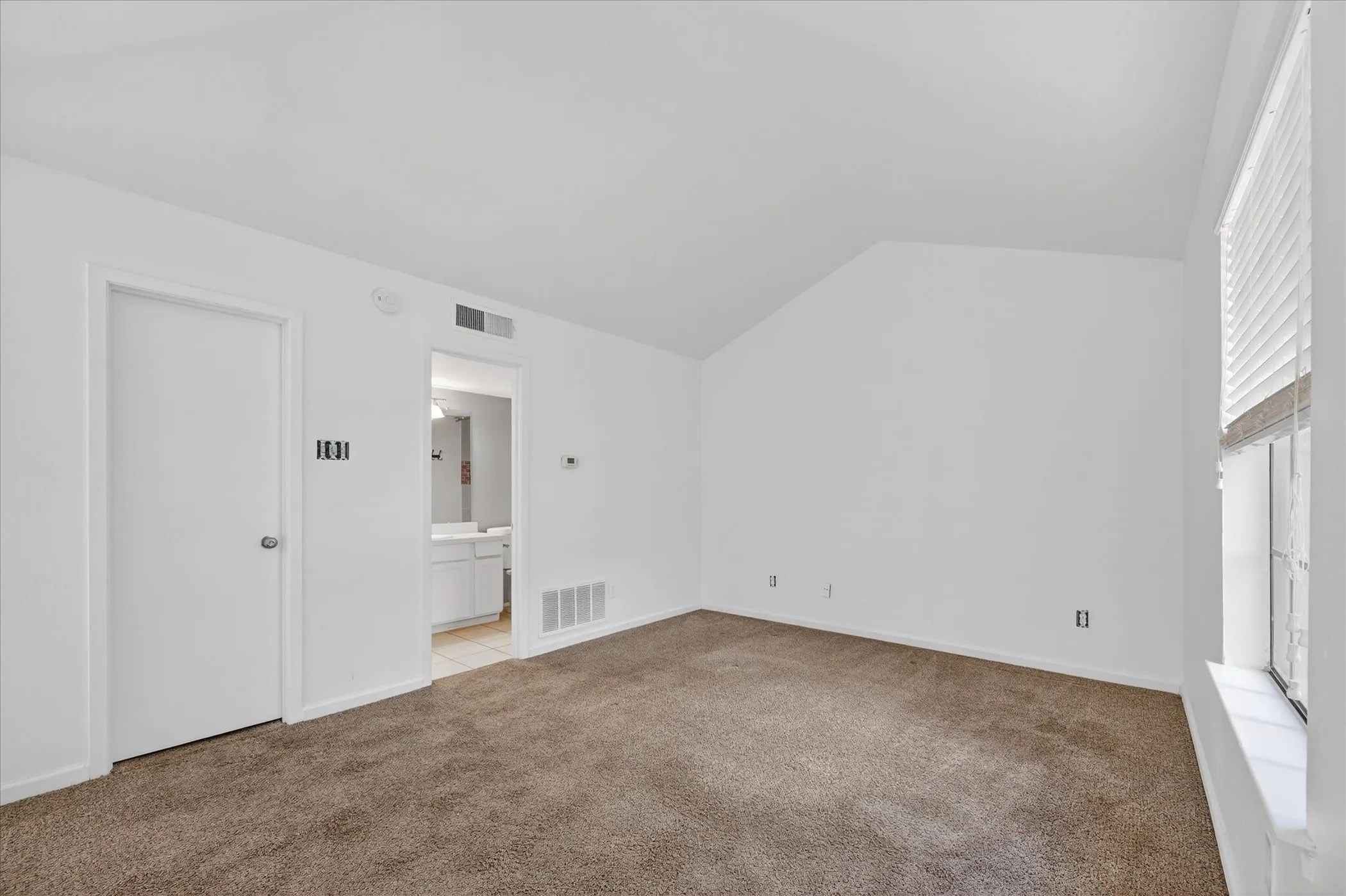 Single Family Residence For Sale in Dallas County , 5335 Bent Tree Forest Drive 119, Dallas, Texas 75248, 1 Bedroom, 2 Bathroom, Garage spaces, 783 Sqft, built in 1981, mls#21212148, Real Estate Agent in Dallas, Homes For Sale in Dallas county, Homes For Sale in Dallas, Realtor in Dallas Texas, Real Estate Brokerage Independent Realty Texas, Luminita Cordes Realtor