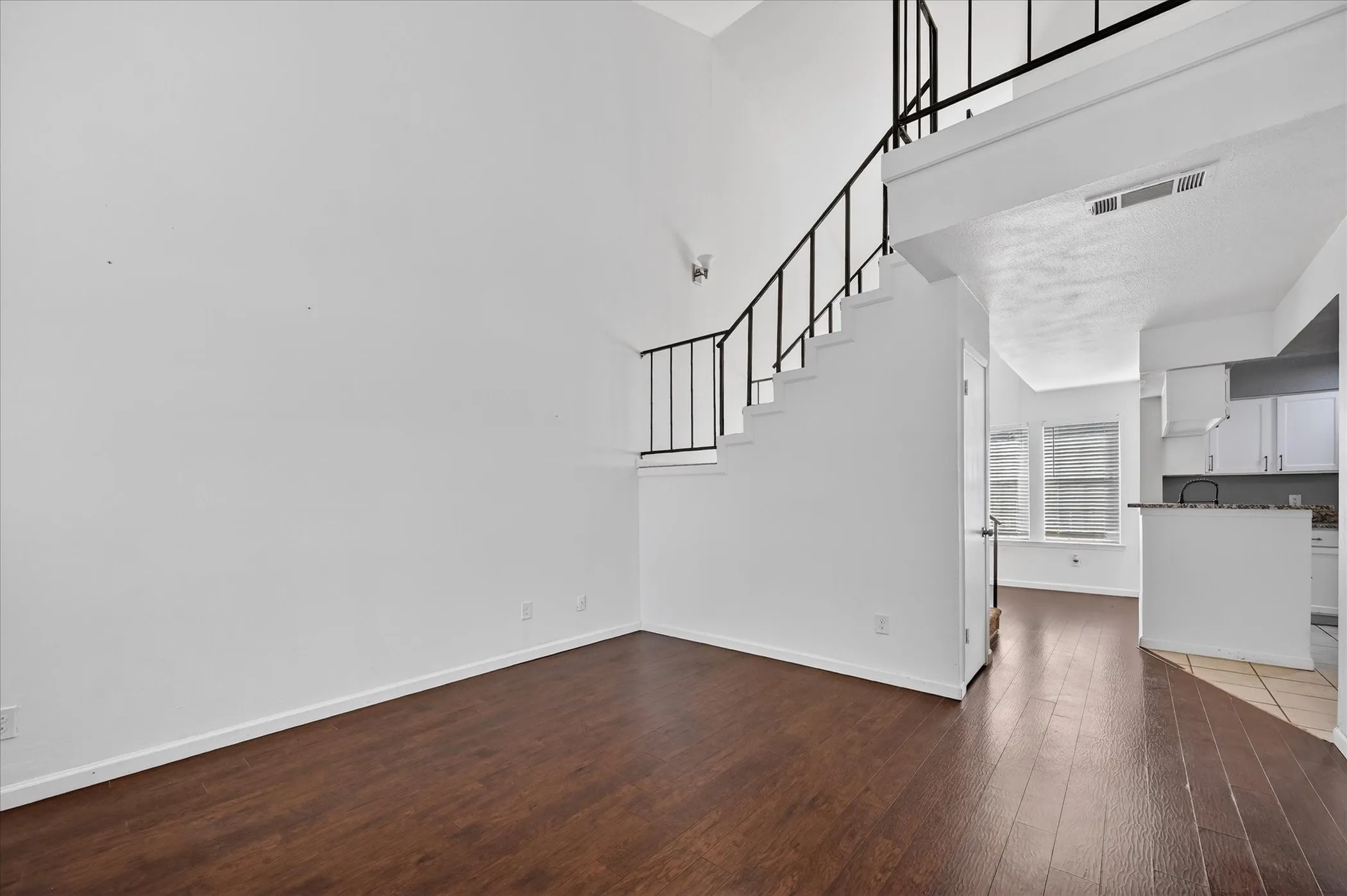 Single Family Residence For Sale in Dallas County , 5335 Bent Tree Forest Drive 119, Dallas, Texas 75248, 1 Bedroom, 2 Bathroom, Garage spaces, 783 Sqft, built in 1981, mls#21212148, Real Estate Agent in Dallas, Homes For Sale in Dallas county, Homes For Sale in Dallas, Realtor in Dallas Texas, Real Estate Brokerage Independent Realty Texas, Luminita Cordes Realtor