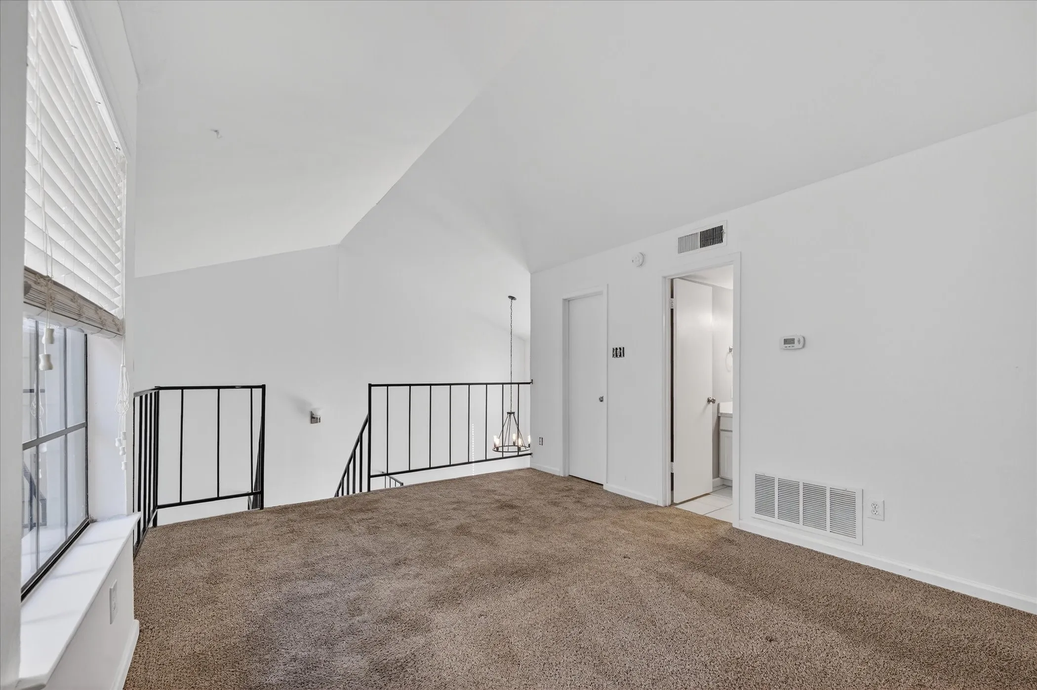 Single Family Residence For Sale in Dallas County , 5335 Bent Tree Forest Drive 119, Dallas, Texas 75248, 1 Bedroom, 2 Bathroom, Garage spaces, 783 Sqft, built in 1981, mls#21212148, Real Estate Agent in Dallas, Homes For Sale in Dallas county, Homes For Sale in Dallas, Realtor in Dallas Texas, Real Estate Brokerage Independent Realty Texas, Luminita Cordes Realtor