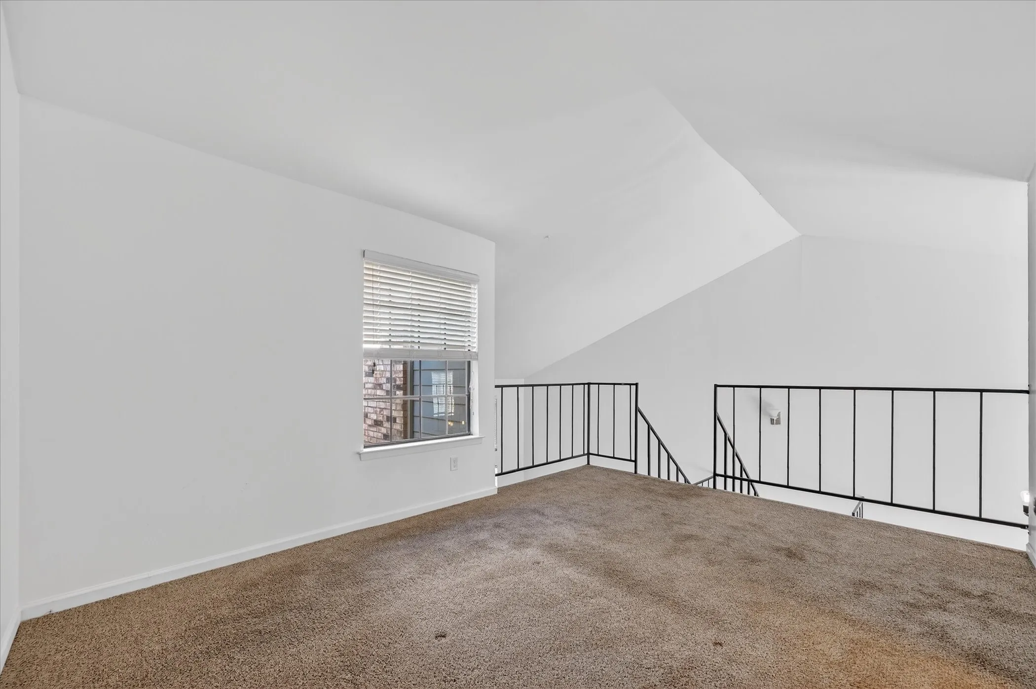 Single Family Residence For Sale in Dallas County , 5335 Bent Tree Forest Drive 119, Dallas, Texas 75248, 1 Bedroom, 2 Bathroom, Garage spaces, 783 Sqft, built in 1981, mls#21212148, Real Estate Agent in Dallas, Homes For Sale in Dallas county, Homes For Sale in Dallas, Realtor in Dallas Texas, Real Estate Brokerage Independent Realty Texas, Luminita Cordes Realtor