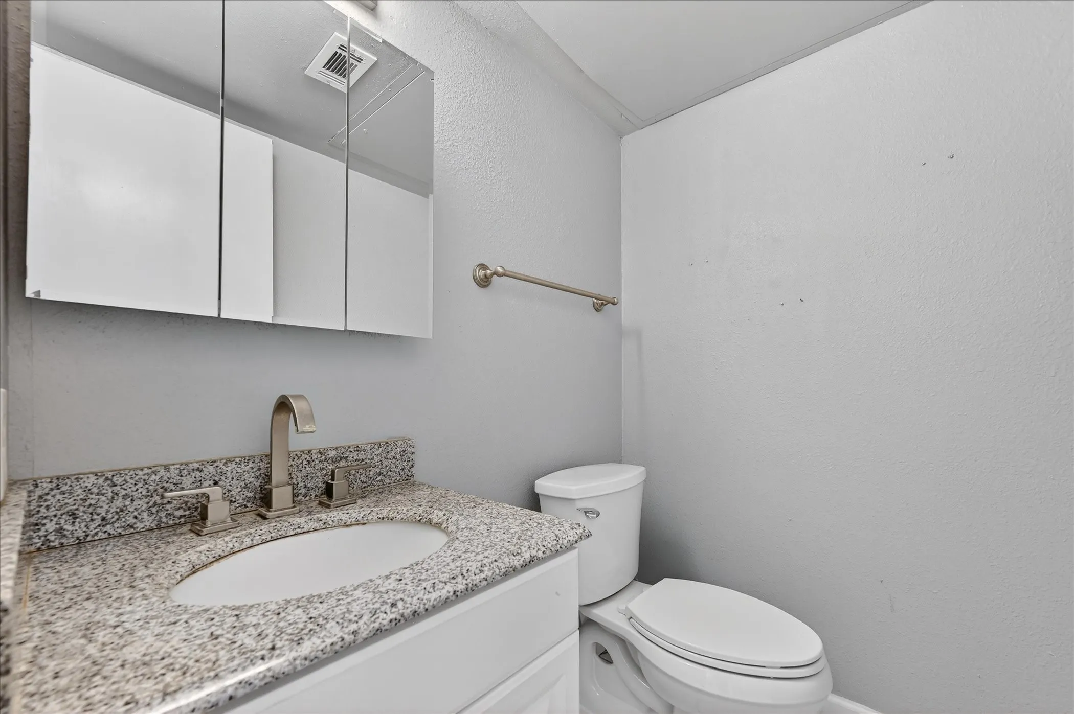 Single Family Residence For Sale in Dallas County , 5335 Bent Tree Forest Drive 119, Dallas, Texas 75248, 1 Bedroom, 2 Bathroom, Garage spaces, 783 Sqft, built in 1981, mls#21212148, Real Estate Agent in Dallas, Homes For Sale in Dallas county, Homes For Sale in Dallas, Realtor in Dallas Texas, Real Estate Brokerage Independent Realty Texas, Luminita Cordes Realtor
