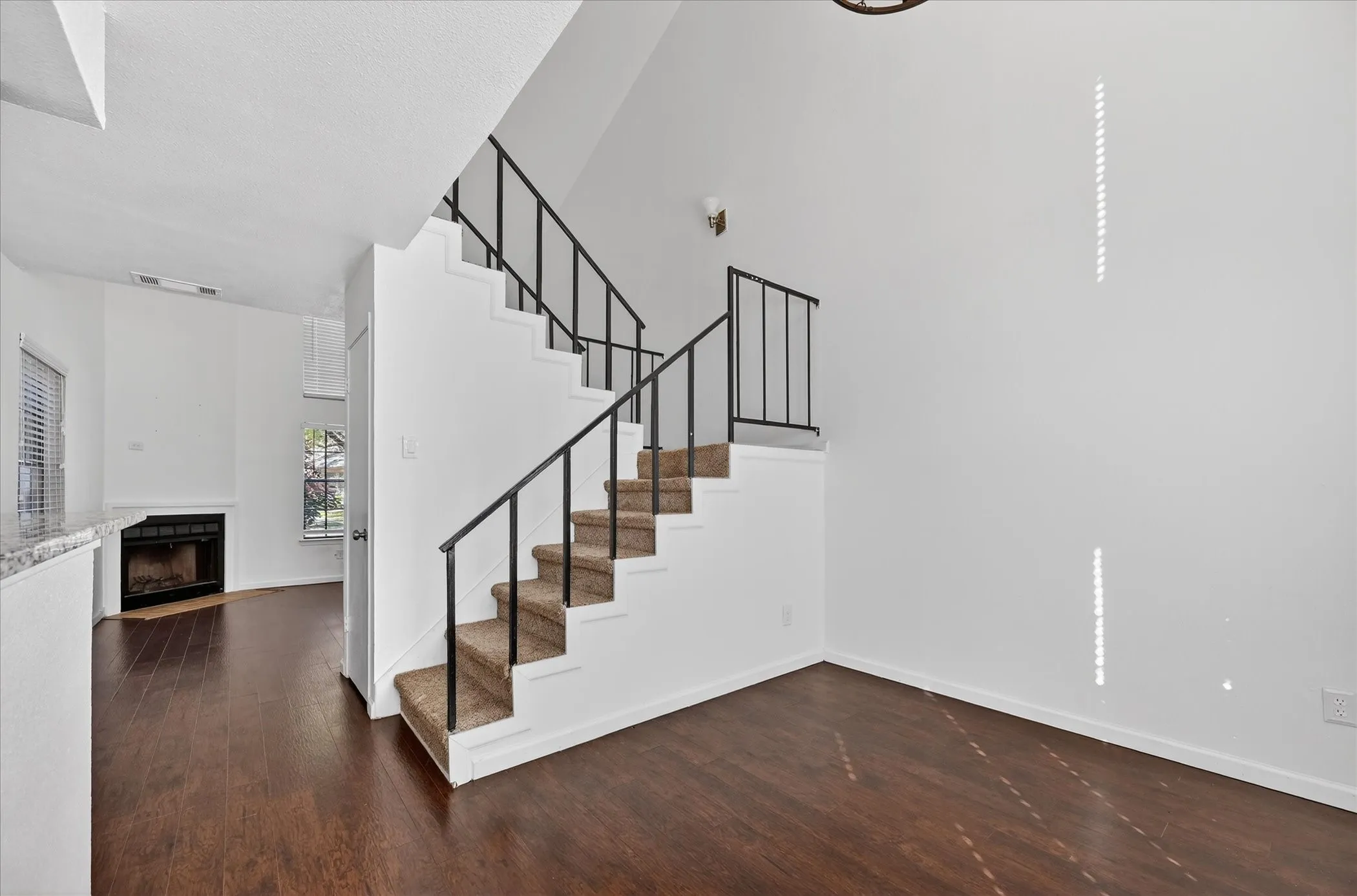 Single Family Residence For Sale in Dallas County , 5335 Bent Tree Forest Drive 119, Dallas, Texas 75248, 1 Bedroom, 2 Bathroom, Garage spaces, 783 Sqft, built in 1981, mls#21212148, Real Estate Agent in Dallas, Homes For Sale in Dallas county, Homes For Sale in Dallas, Realtor in Dallas Texas, Real Estate Brokerage Independent Realty Texas, Luminita Cordes Realtor
