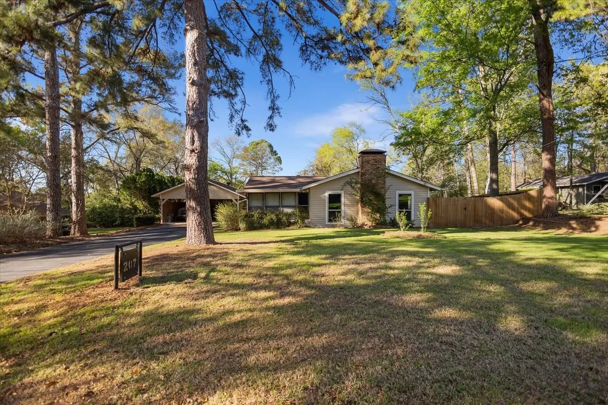 Single Family Residence For Sale in Smith County , 207 Grass Knoll Drive, Hideaway, Texas 75771, 2 Bedroom, 2 Bathroom, Garage spaces, 1,560 Sqft, built in 1973, Preowned, mls#21214766, Real Estate Agent in Hideaway, Homes For Sale in Smith county, Homes For Sale in Hideaway, Realtor in Hideaway Texas, Real Estate Brokerage Independent Realty Texas, Luminita Cordes Realtor