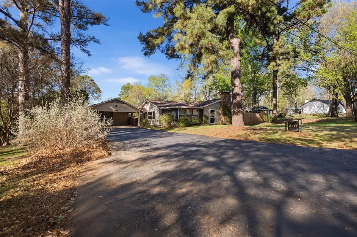 Single Family Residence For Sale in Smith County , 207 Grass Knoll Drive, Hideaway, Texas 75771, 2 Bedroom, 2 Bathroom, Garage spaces, 1,560 Sqft, built in 1973, Preowned, mls#21214766, Real Estate Agent in Hideaway, Homes For Sale in Smith county, Homes For Sale in Hideaway, Realtor in Hideaway Texas, Real Estate Brokerage Independent Realty Texas, Luminita Cordes Realtor