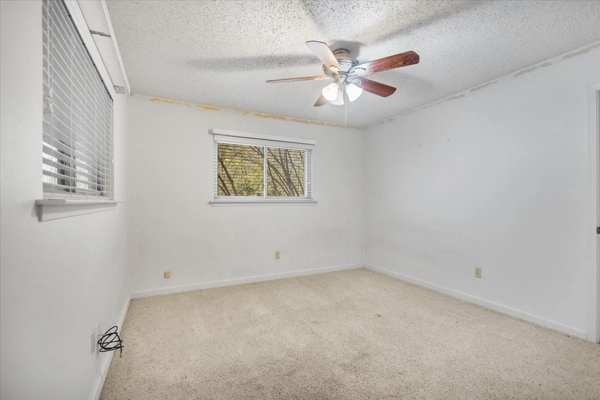 Single Family Residence For Sale in Smith County , 207 Grass Knoll Drive, Hideaway, Texas 75771, 2 Bedroom, 2 Bathroom, Garage spaces, 1,560 Sqft, built in 1973, Preowned, mls#21214766, Real Estate Agent in Hideaway, Homes For Sale in Smith county, Homes For Sale in Hideaway, Realtor in Hideaway Texas, Real Estate Brokerage Independent Realty Texas, Luminita Cordes Realtor