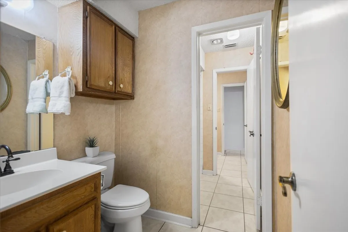 Single Family Residence For Sale in Smith County , 207 Grass Knoll Drive, Hideaway, Texas 75771, 2 Bedroom, 2 Bathroom, Garage spaces, 1,560 Sqft, built in 1973, Preowned, mls#21214766, Real Estate Agent in Hideaway, Homes For Sale in Smith county, Homes For Sale in Hideaway, Realtor in Hideaway Texas, Real Estate Brokerage Independent Realty Texas, Luminita Cordes Realtor