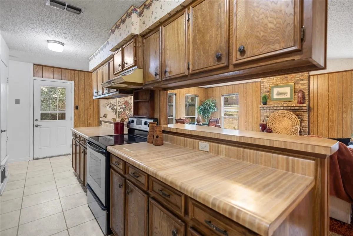Single Family Residence For Sale in Smith County , 207 Grass Knoll Drive, Hideaway, Texas 75771, 2 Bedroom, 2 Bathroom, Garage spaces, 1,560 Sqft, built in 1973, Preowned, mls#21214766, Real Estate Agent in Hideaway, Homes For Sale in Smith county, Homes For Sale in Hideaway, Realtor in Hideaway Texas, Real Estate Brokerage Independent Realty Texas, Luminita Cordes Realtor